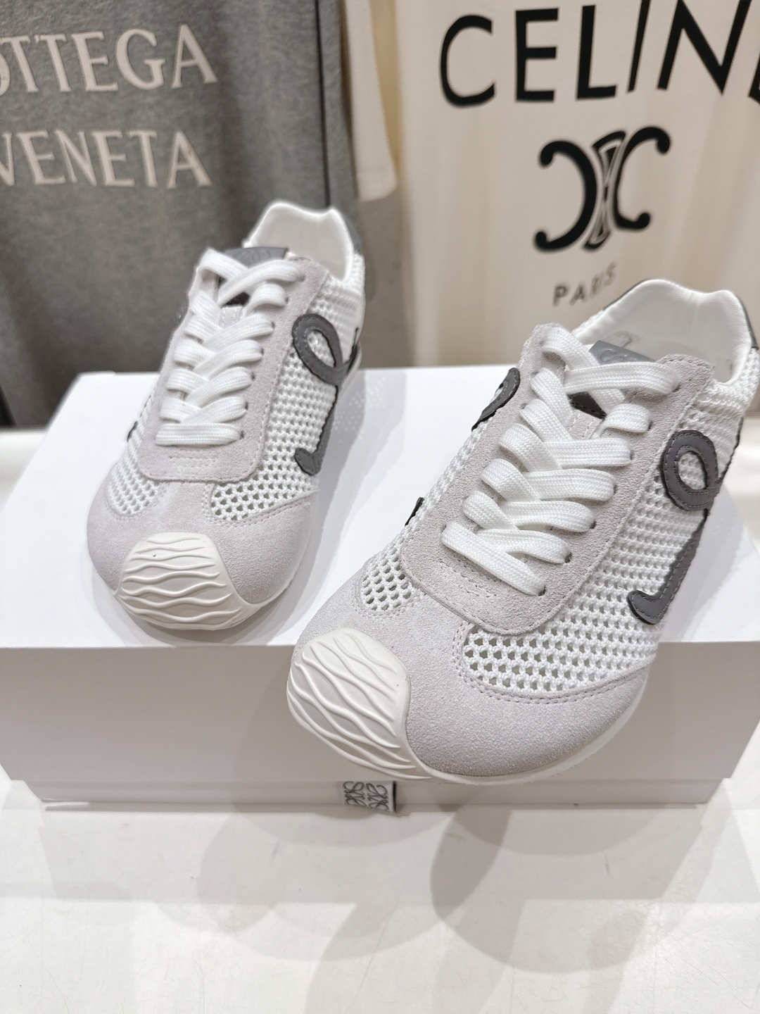 高版本出厂 网面 男码+10
LOEWE罗意威二代Ballet Runner升级2.0给足界一些震撼,