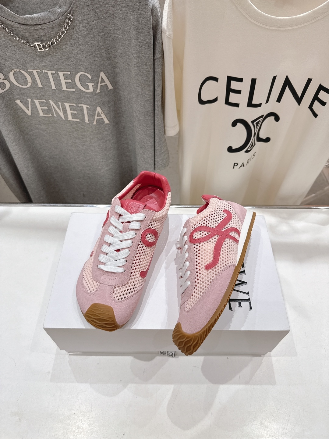 高版本出厂 网面 男码+10
LOEWE罗意威二代Ballet Runner升级2.0给足界一些震撼,