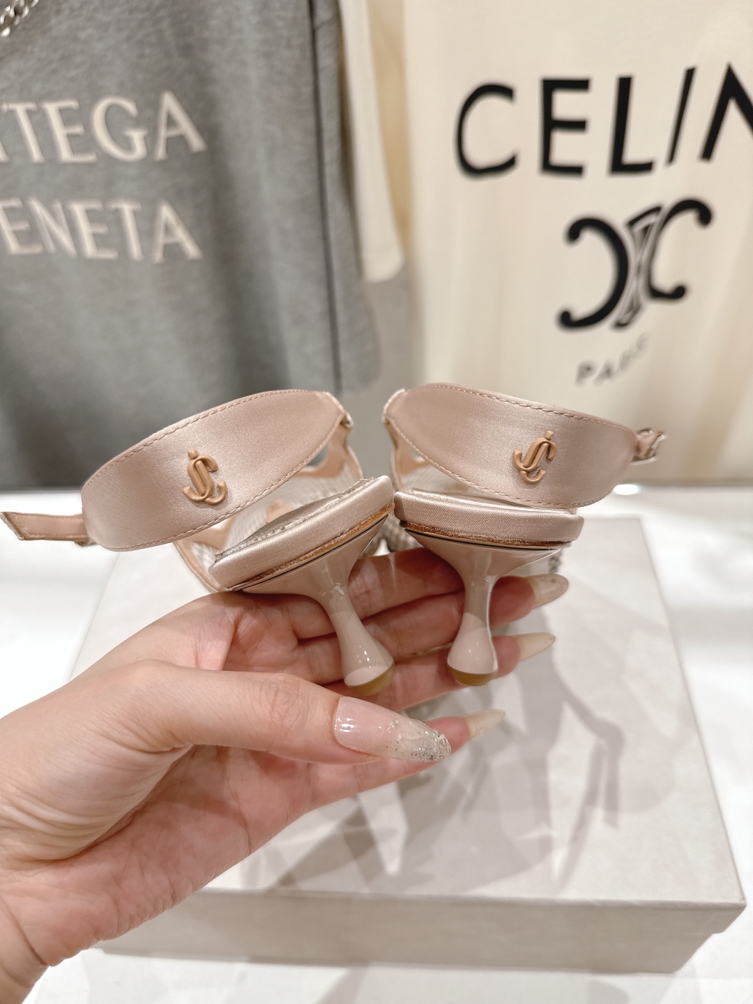 高版本出厂
  JIMMY CHOO*｜JC/吉米周2025ss新款简约尖头网钻高跟鞋凉鞋

原版套楦，