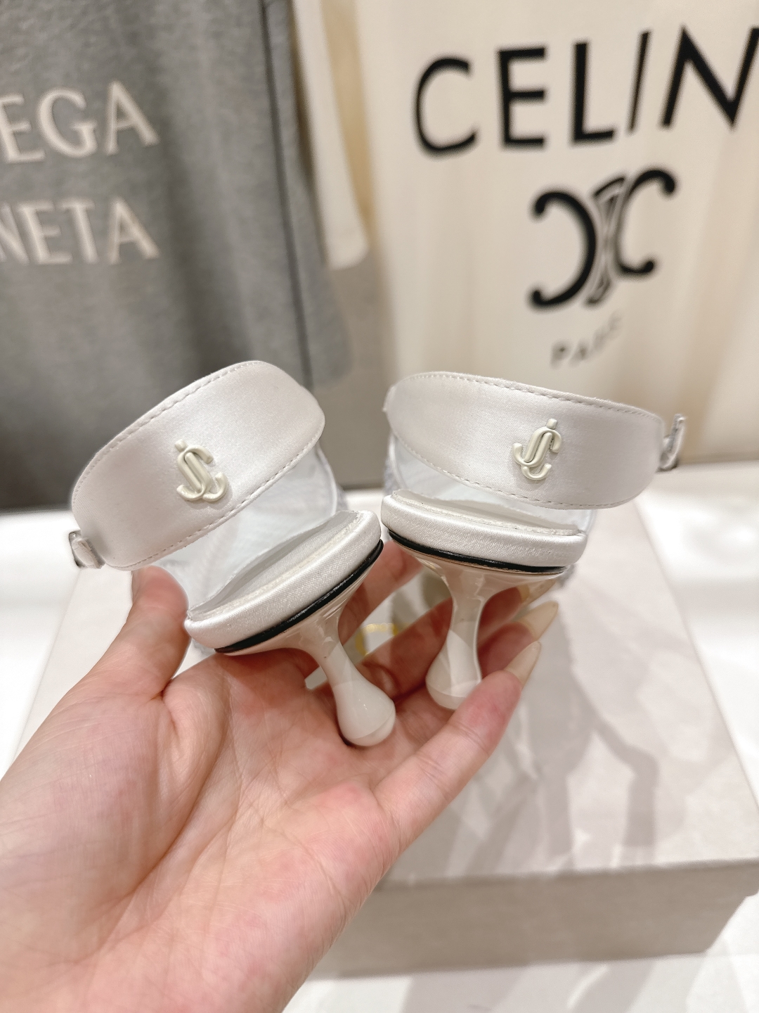高版本出厂
  JIMMY CHOO*｜JC/吉米周2025ss新款简约尖头网钻高跟鞋凉鞋

原版套楦，