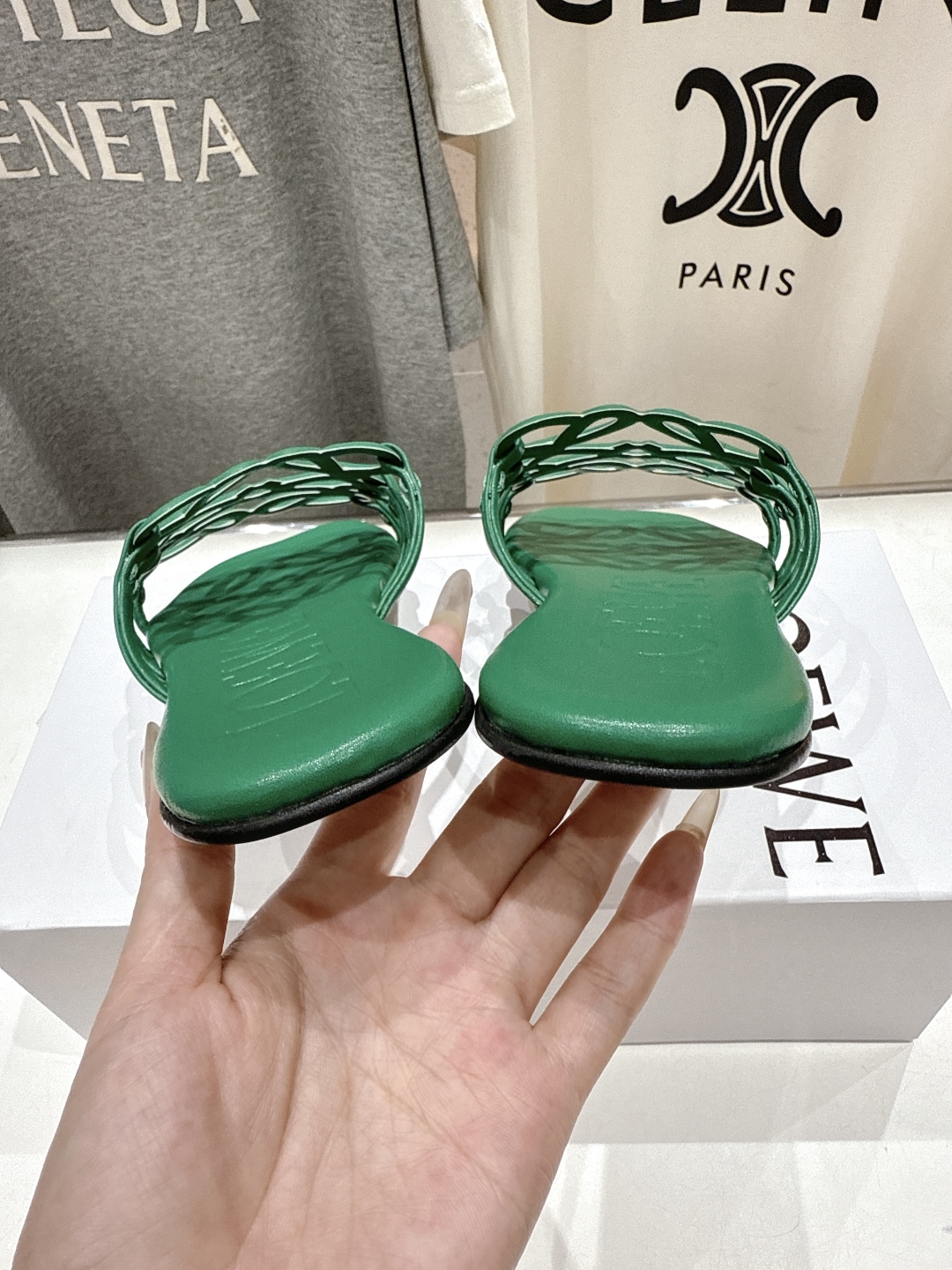 高版本出厂
  LOEWE/罗意威2025/ss新品复古风平底沙滩拖鞋～小红书、外网火爆款

最近大热的