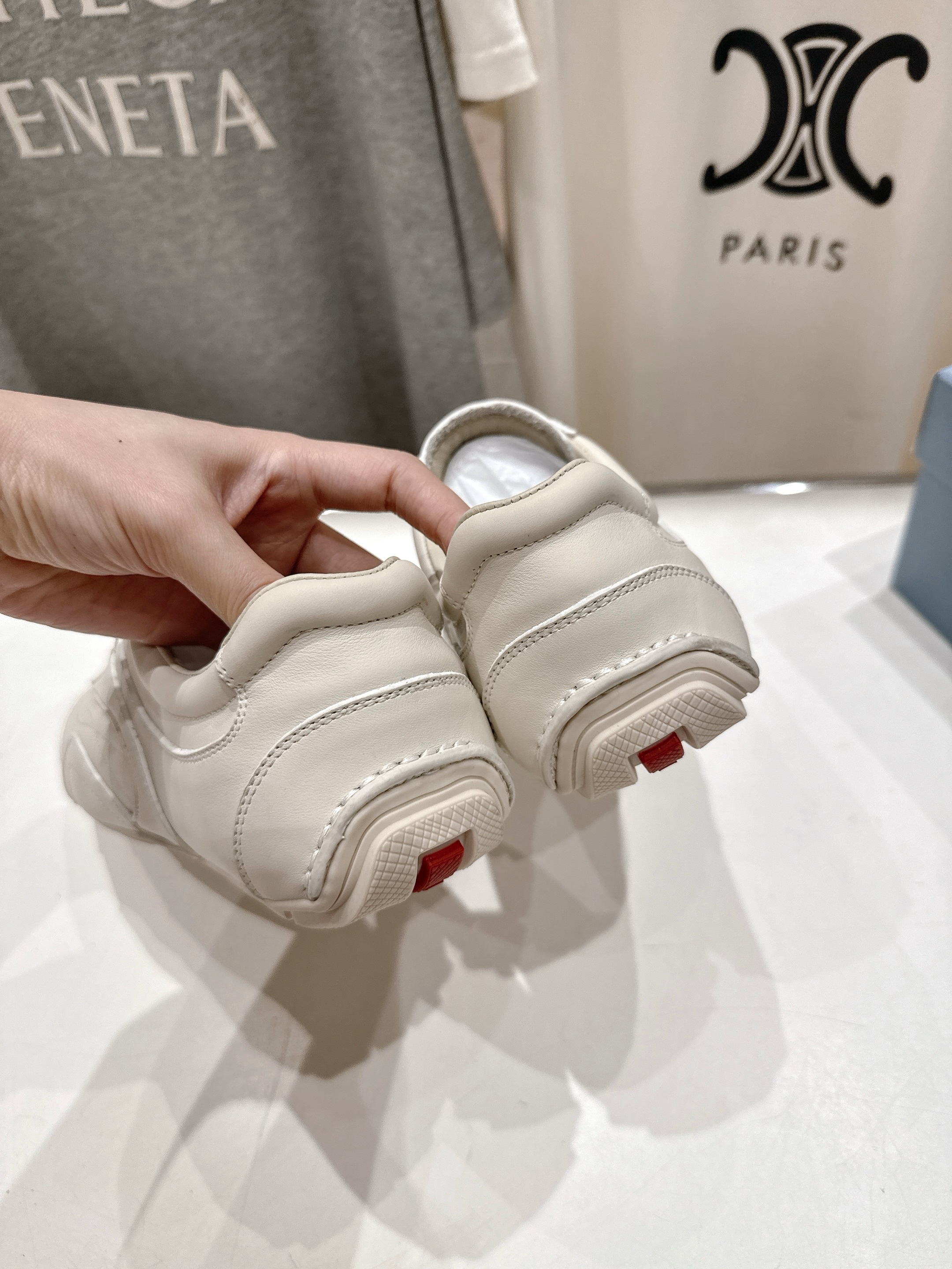 高版本出厂   男码+10 情侣款
  Prada*普拉达P家25ssfw～new新款绑带情侣款休闲鞋，
