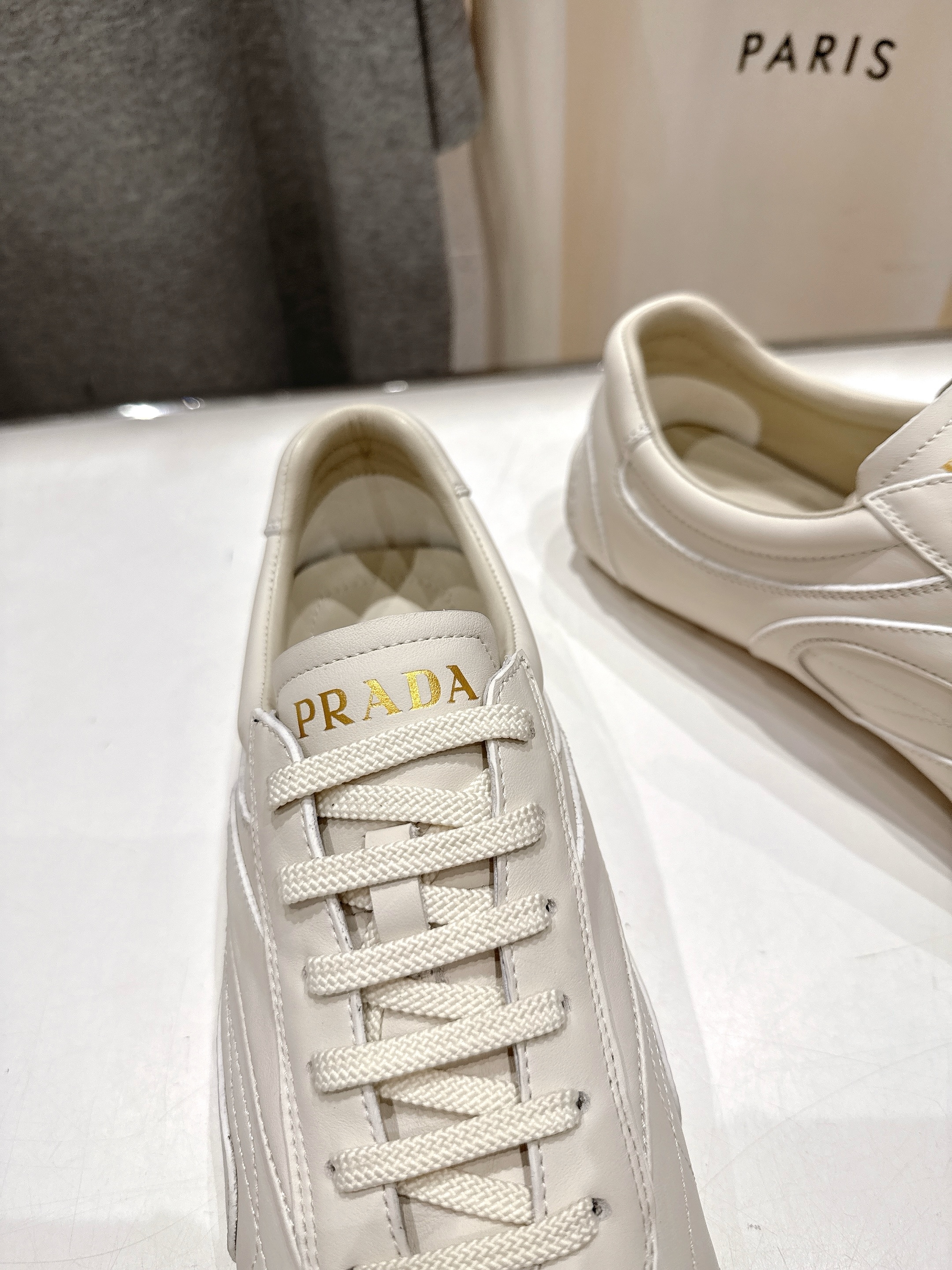 高版本出厂   男码+10 情侣款
  Prada*普拉达P家25ssfw～new新款绑带情侣款休闲鞋，