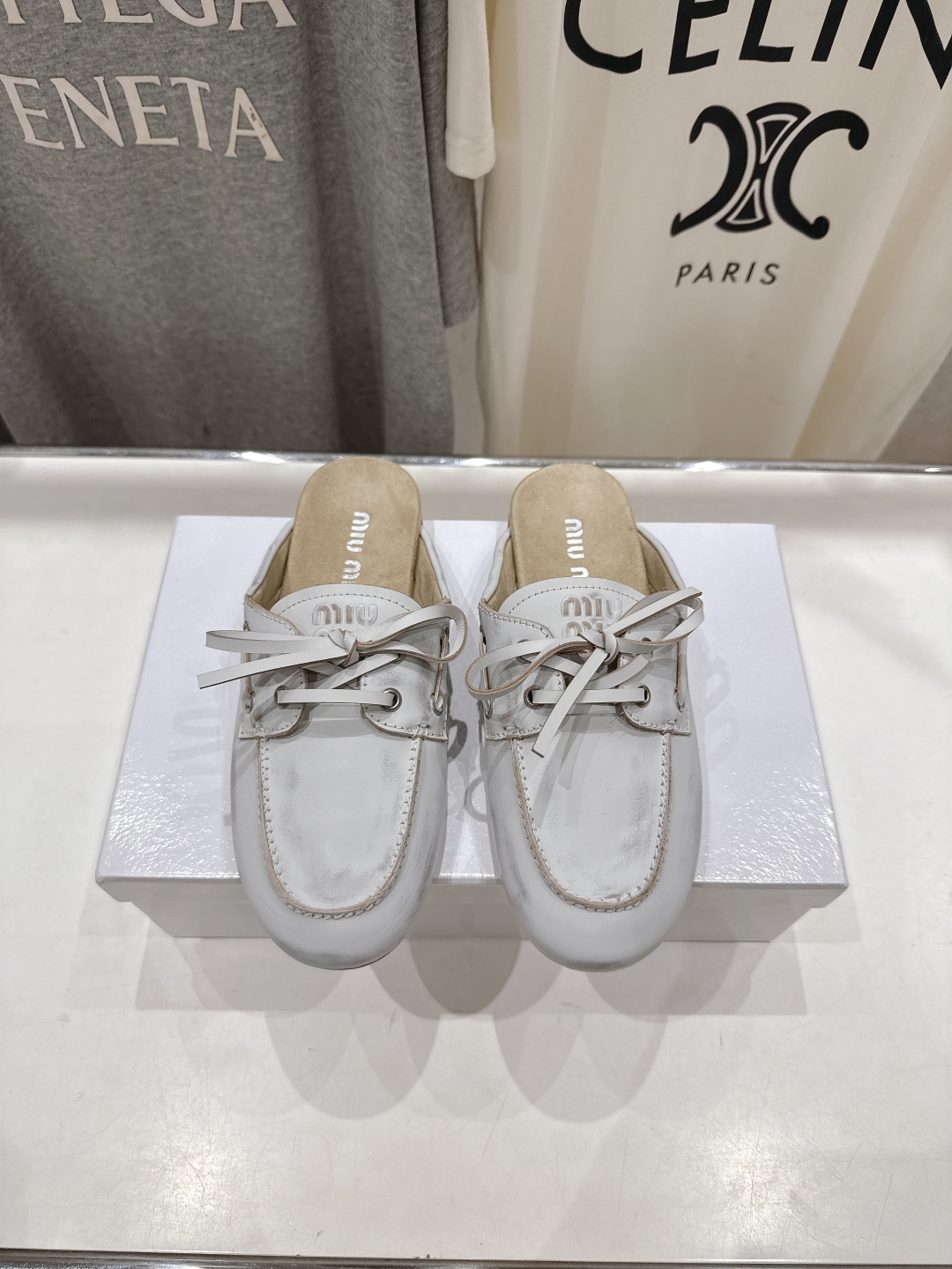 顶级出厂 
 MiuMiu 缪缪2025ss新品轻便半拖乐福鞋一脚蹬休闲鞋
简单很随意不羁又能体现单宁美