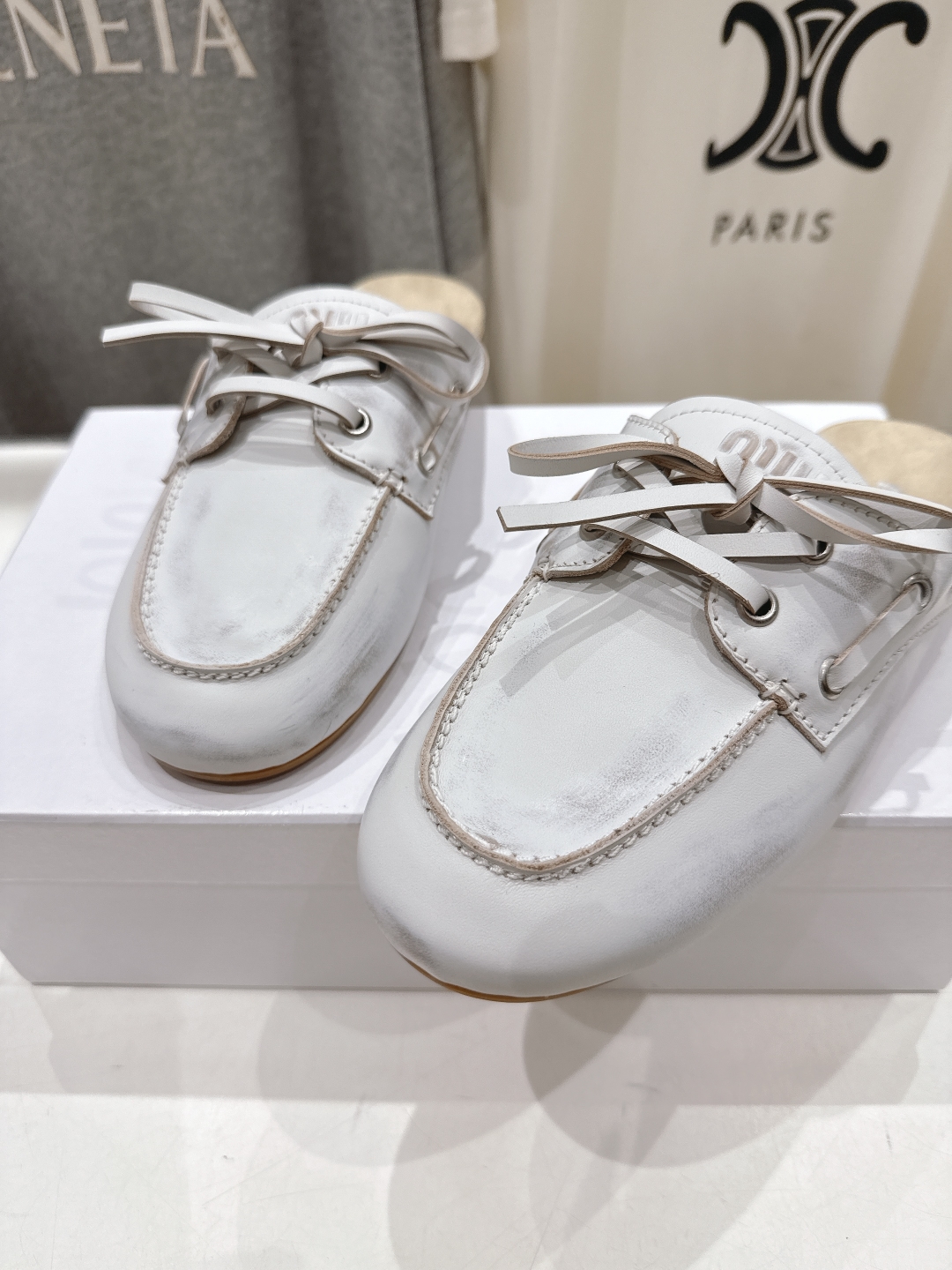 顶级出厂 
 MiuMiu 缪缪2025ss新品轻便半拖乐福鞋一脚蹬休闲鞋
简单很随意不羁又能体现单宁美