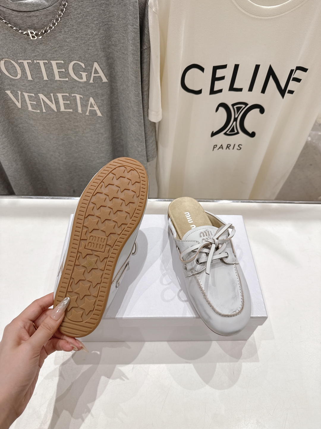 顶级出厂 
 MiuMiu 缪缪2025ss新品轻便半拖乐福鞋一脚蹬休闲鞋
简单很随意不羁又能体现单宁美