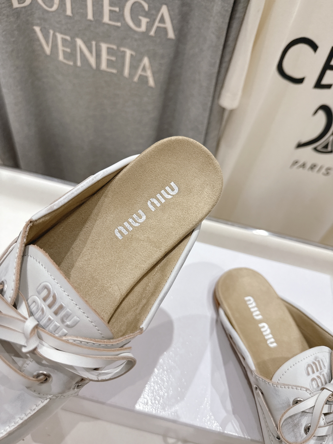 顶级出厂 
 MiuMiu 缪缪2025ss新品轻便半拖乐福鞋一脚蹬休闲鞋
简单很随意不羁又能体现单宁美