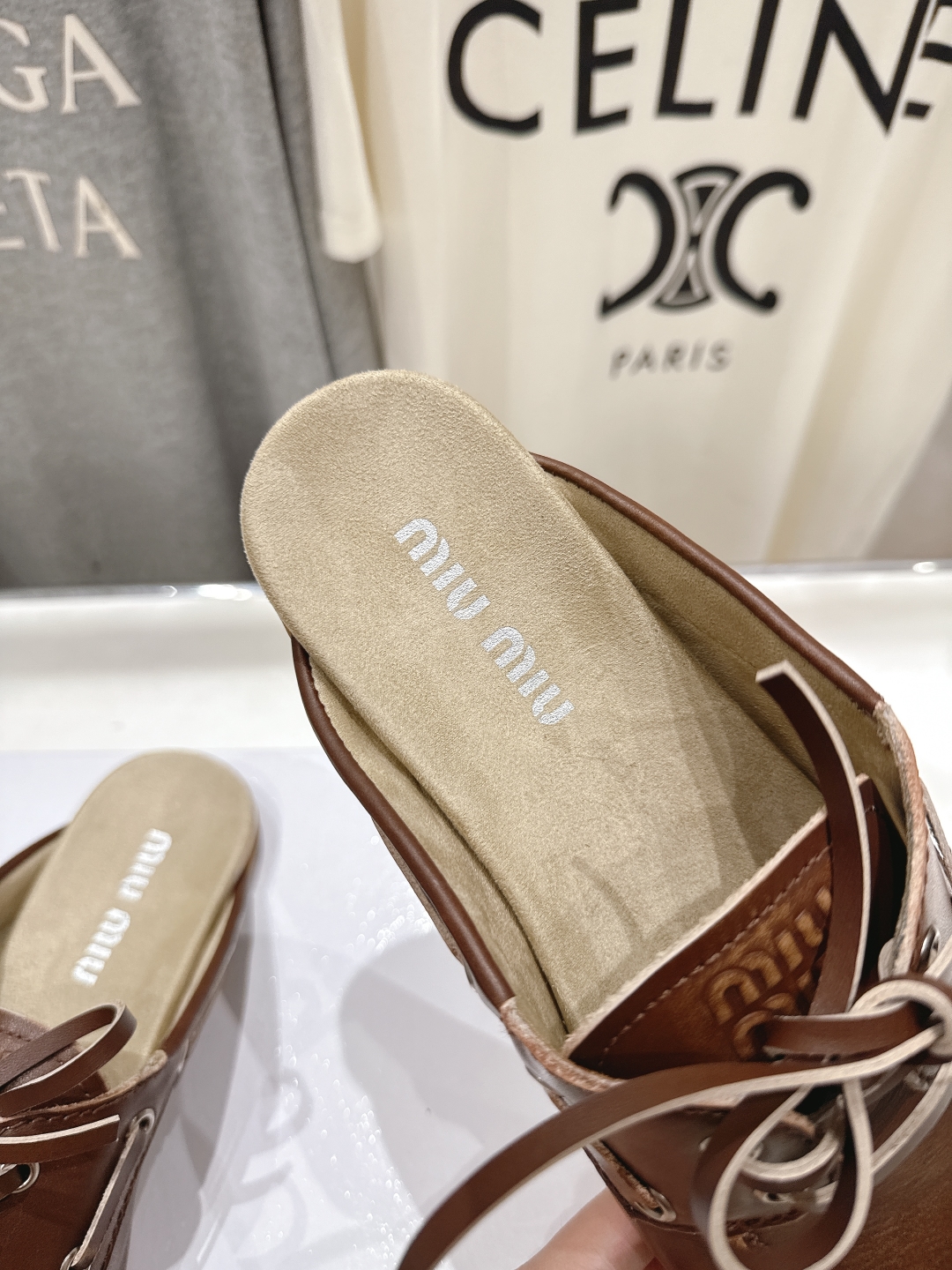 顶级出厂 
 MiuMiu 缪缪2025ss新品轻便半拖乐福鞋一脚蹬休闲鞋
简单很随意不羁又能体现单宁美