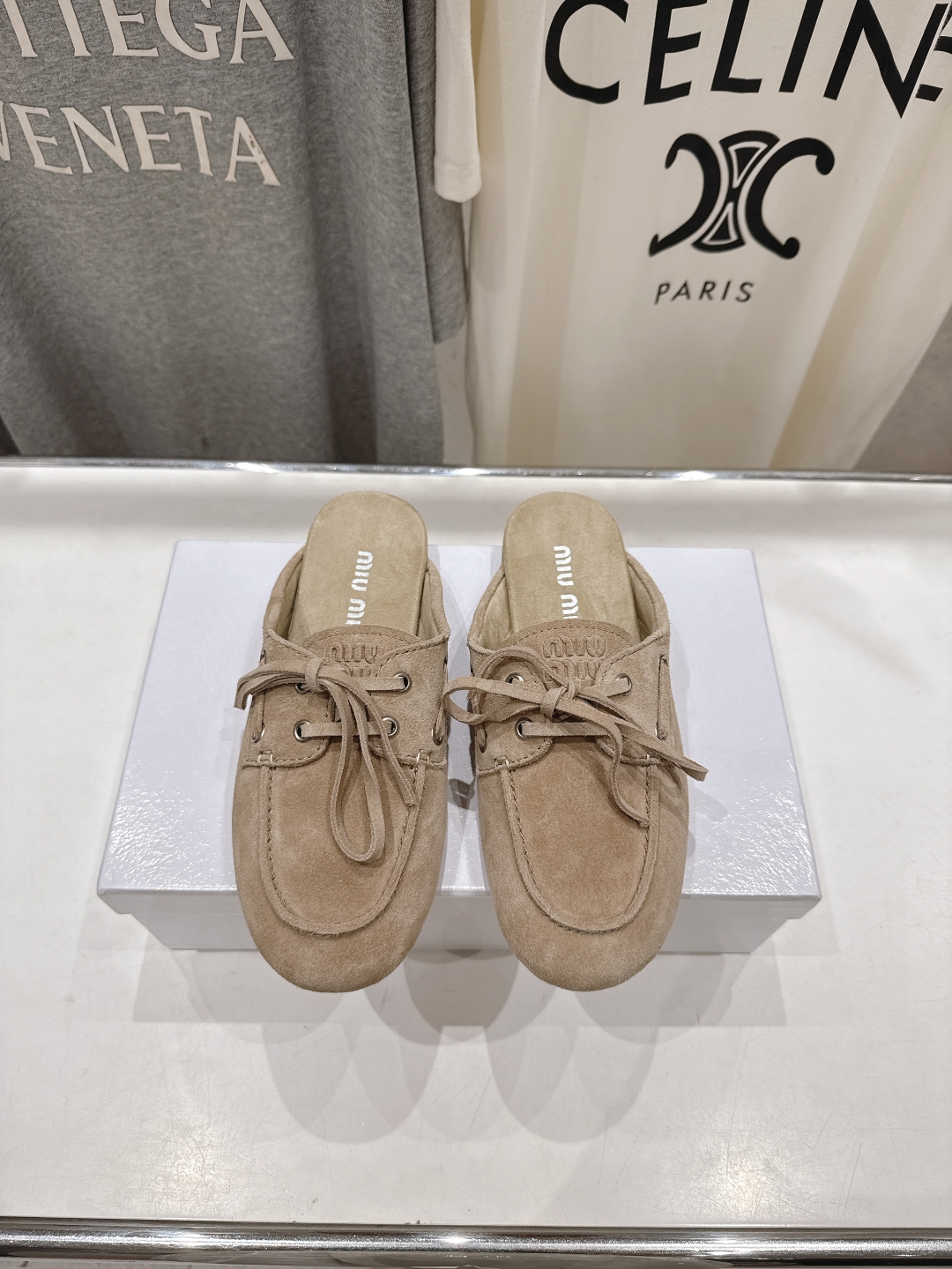 顶级出厂 
 MiuMiu 缪缪2025ss新品轻便半拖乐福鞋一脚蹬休闲鞋
简单很随意不羁又能体现单宁美