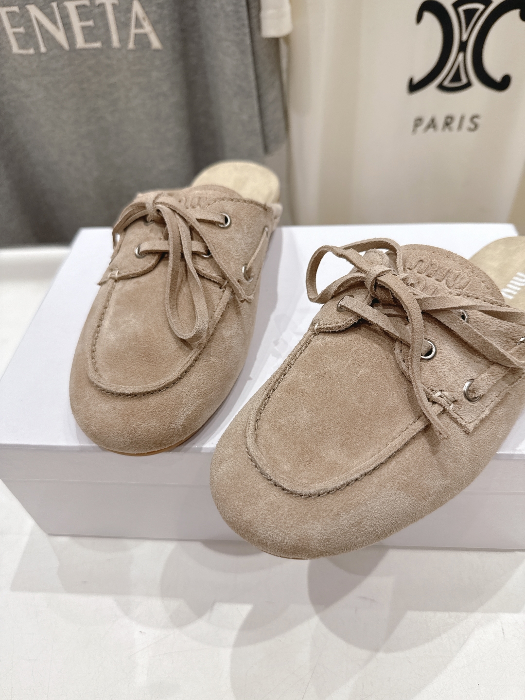 顶级出厂 
 MiuMiu 缪缪2025ss新品轻便半拖乐福鞋一脚蹬休闲鞋
简单很随意不羁又能体现单宁美
