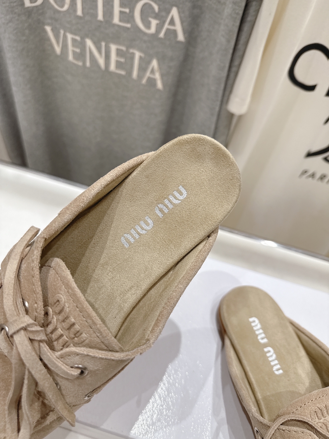 顶级出厂 
 MiuMiu 缪缪2025ss新品轻便半拖乐福鞋一脚蹬休闲鞋
简单很随意不羁又能体现单宁美