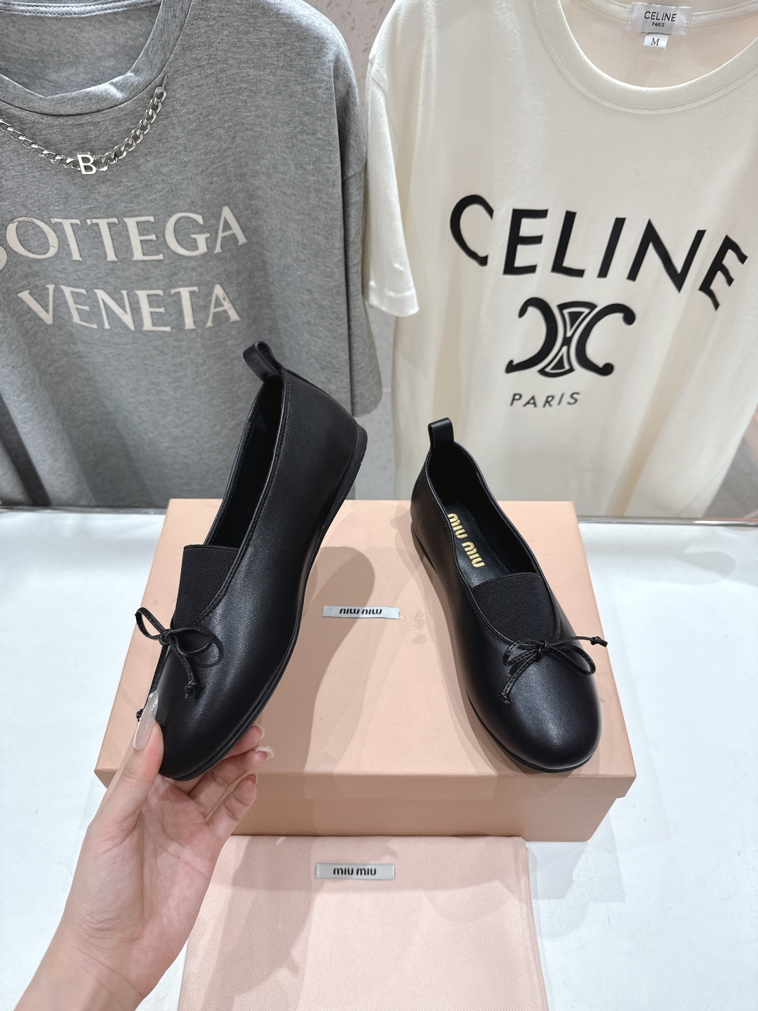 高版本出厂
  MiuMiu/缪缪法式仙女风玛丽珍平底单鞋
芭蕾平底鞋亮相2025春夏时装秀，焕新演绎M