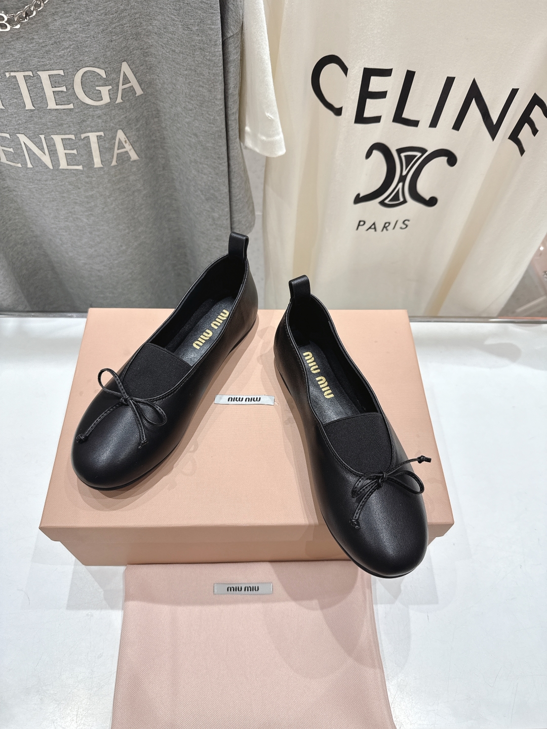 高版本出厂
  MiuMiu/缪缪法式仙女风玛丽珍平底单鞋
芭蕾平底鞋亮相2025春夏时装秀，焕新演绎M
