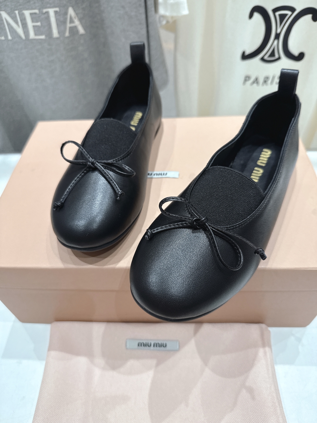 高版本出厂
  MiuMiu/缪缪法式仙女风玛丽珍平底单鞋
芭蕾平底鞋亮相2025春夏时装秀，焕新演绎M