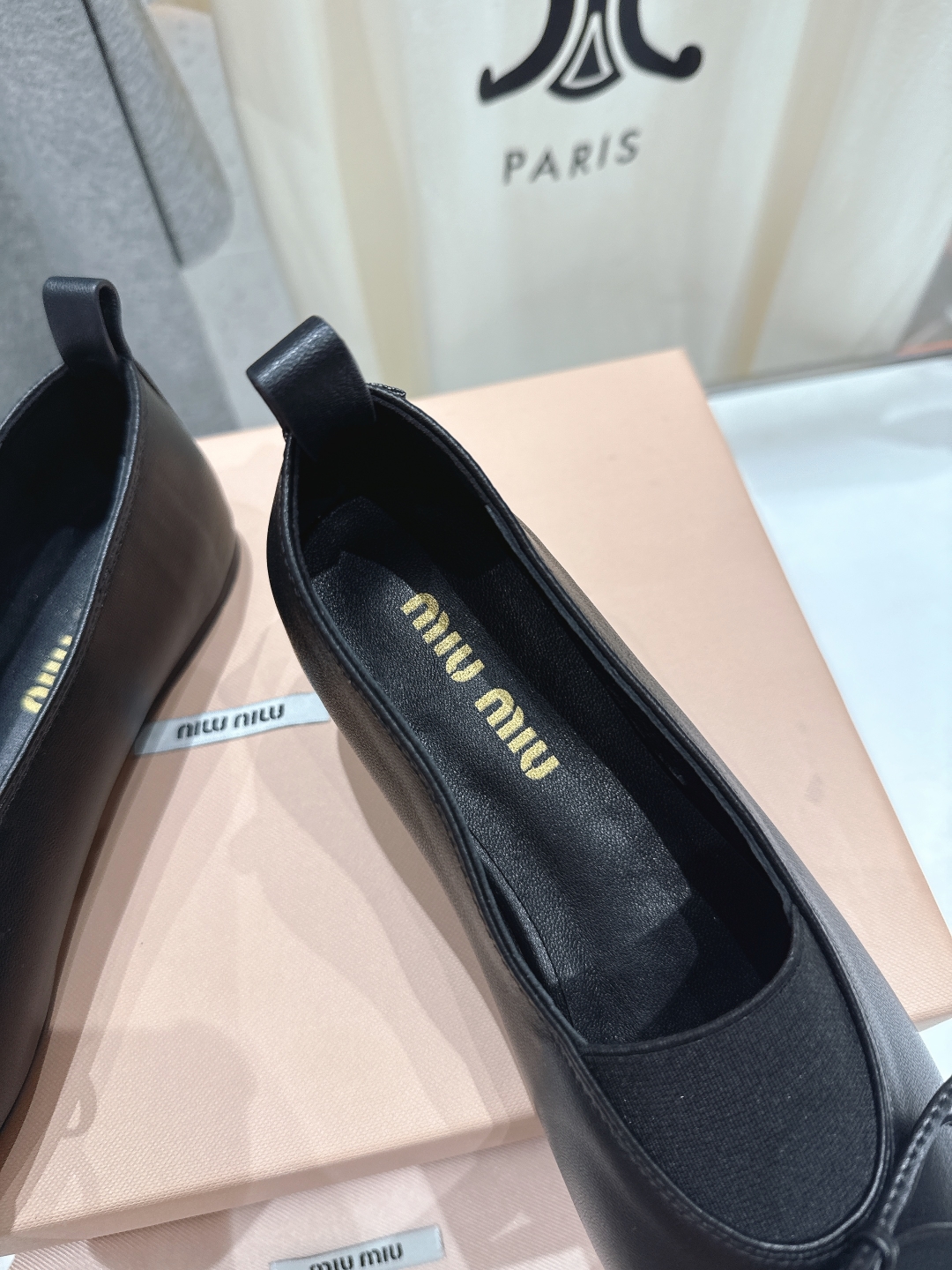 高版本出厂
  MiuMiu/缪缪法式仙女风玛丽珍平底单鞋
芭蕾平底鞋亮相2025春夏时装秀，焕新演绎M