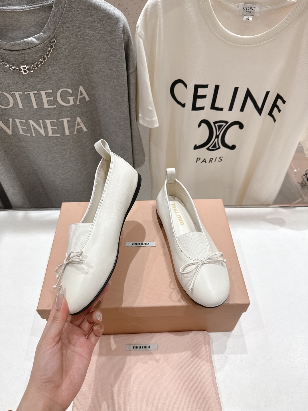 高版本出厂
  MiuMiu/缪缪法式仙女风玛丽珍平底单鞋
芭蕾平底鞋亮相2025春夏时装秀，焕新演绎M