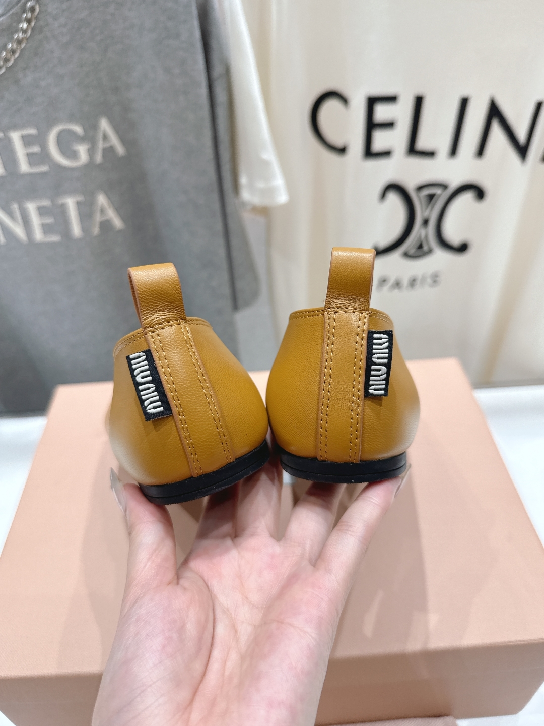 高版本出厂
  MiuMiu/缪缪法式仙女风玛丽珍平底单鞋
芭蕾平底鞋亮相2025春夏时装秀，焕新演绎M