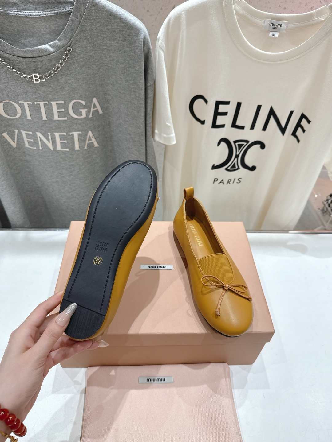 高版本出厂
  MiuMiu/缪缪法式仙女风玛丽珍平底单鞋
芭蕾平底鞋亮相2025春夏时装秀，焕新演绎M