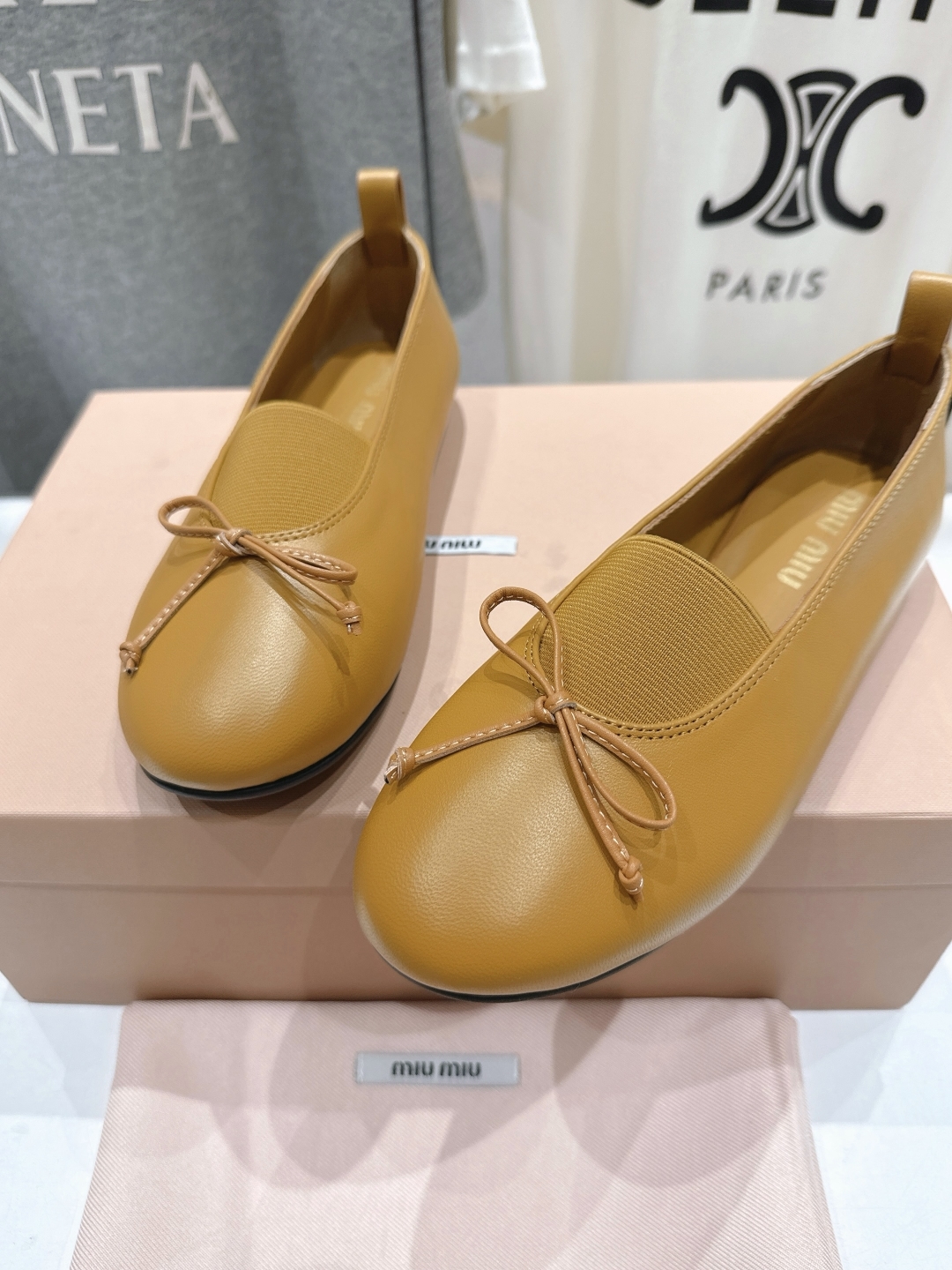 高版本出厂
  MiuMiu/缪缪法式仙女风玛丽珍平底单鞋
芭蕾平底鞋亮相2025春夏时装秀，焕新演绎M