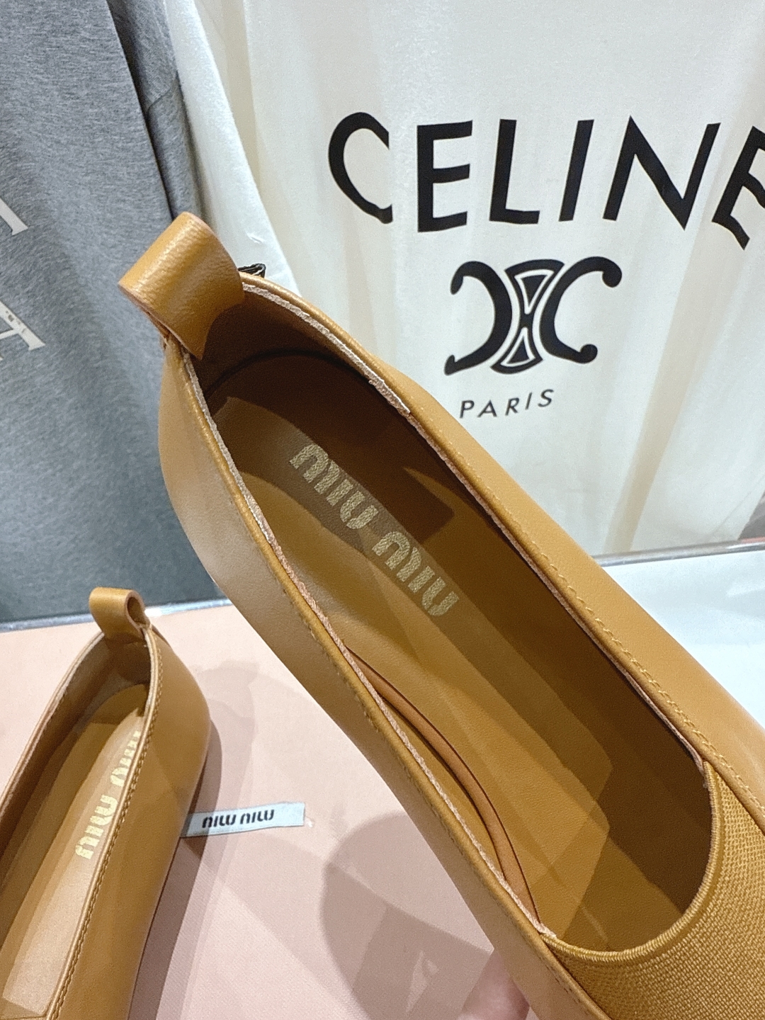 高版本出厂
  MiuMiu/缪缪法式仙女风玛丽珍平底单鞋
芭蕾平底鞋亮相2025春夏时装秀，焕新演绎M