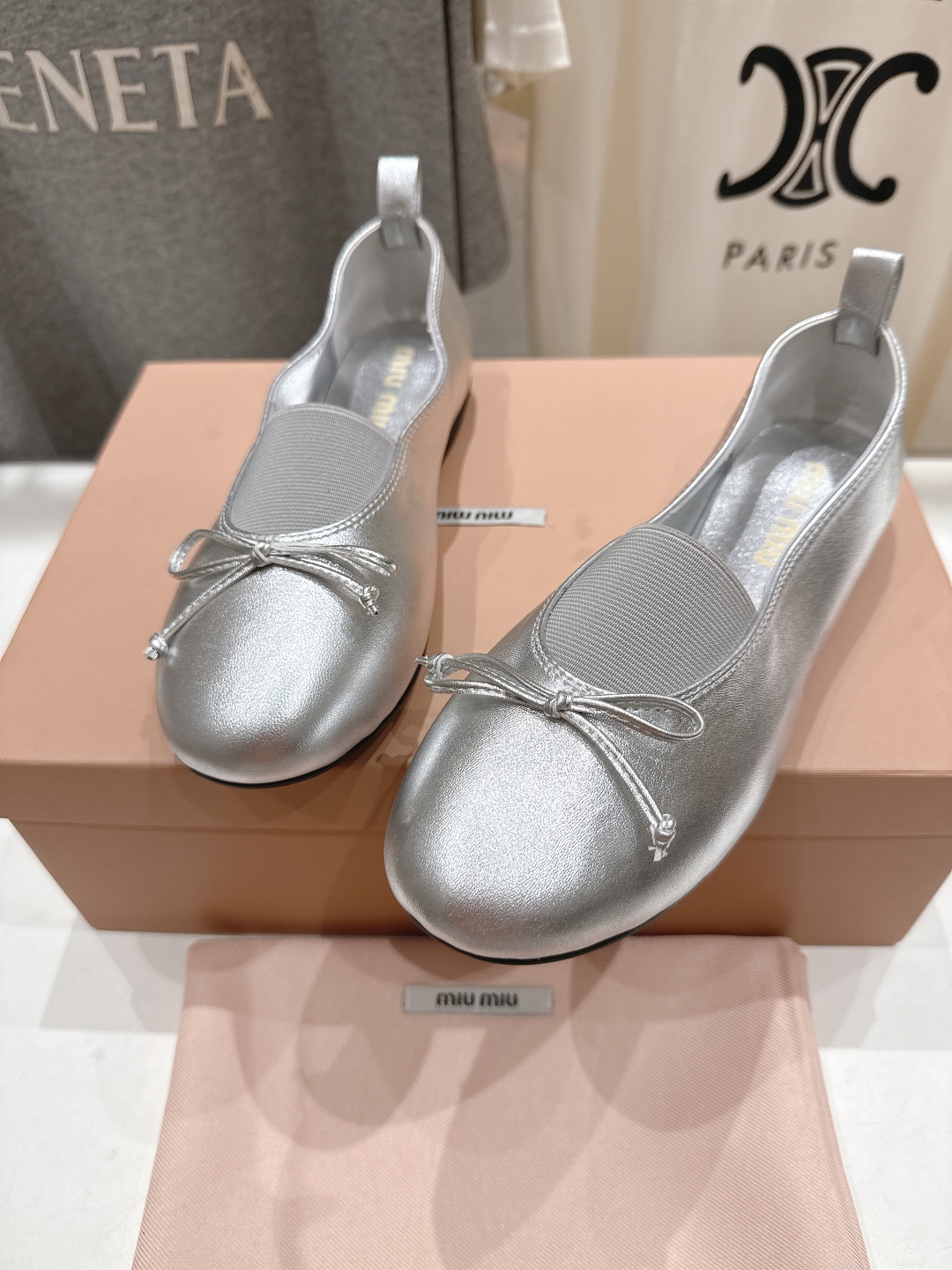 高版本出厂
  MiuMiu/缪缪法式仙女风玛丽珍平底单鞋
芭蕾平底鞋亮相2025春夏时装秀，焕新演绎M