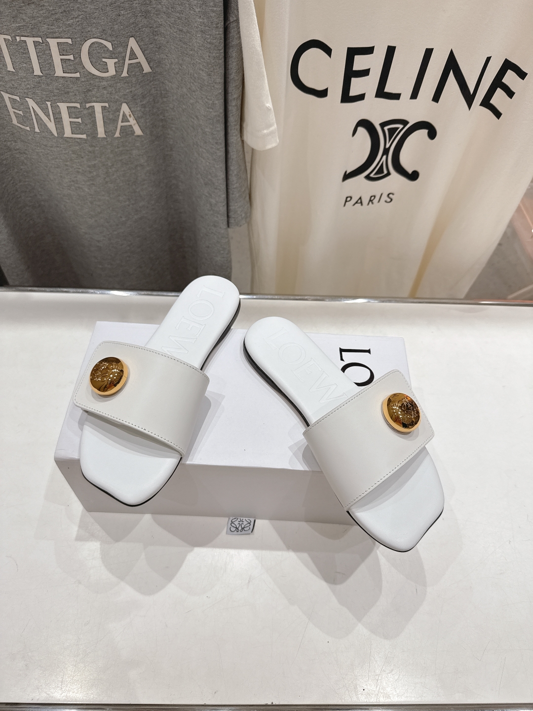 高版本出厂
  LOEWE/罗意威2025/ss新品复古风平底沙滩拖鞋～小红书、外网火爆款

最近大热的