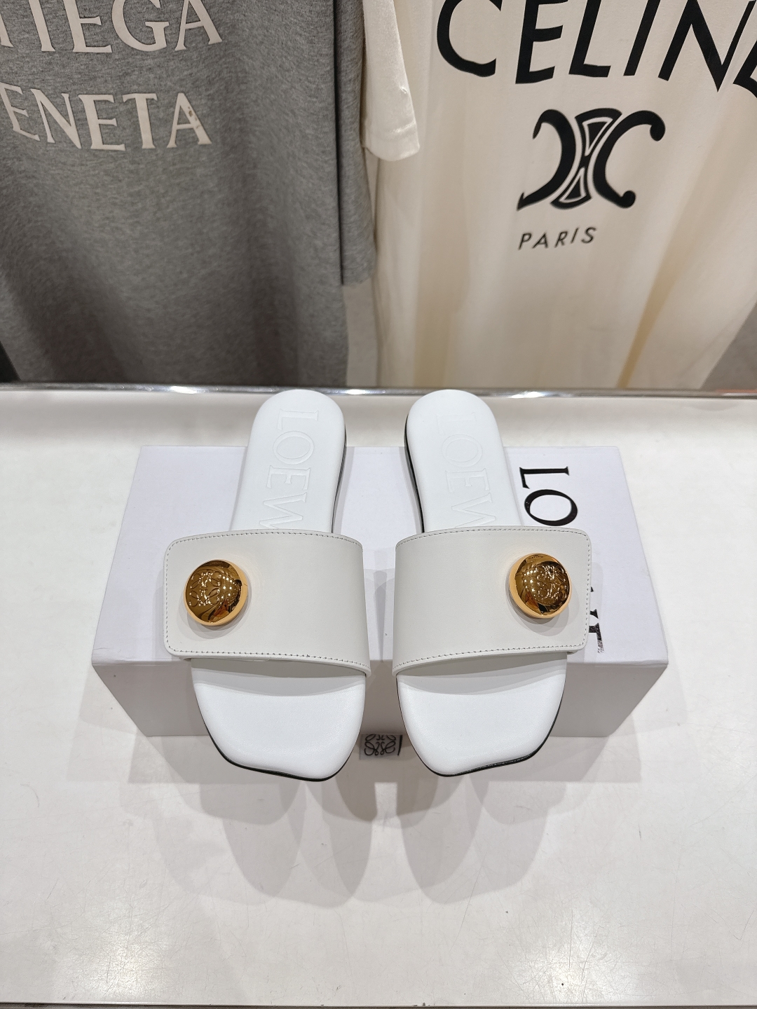 高版本出厂
  LOEWE/罗意威2025/ss新品复古风平底沙滩拖鞋～小红书、外网火爆款

最近大热的