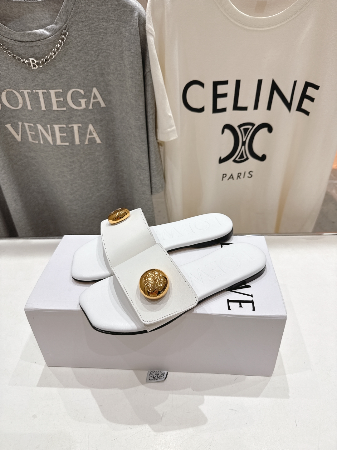 高版本出厂
  LOEWE/罗意威2025/ss新品复古风平底沙滩拖鞋～小红书、外网火爆款

最近大热的