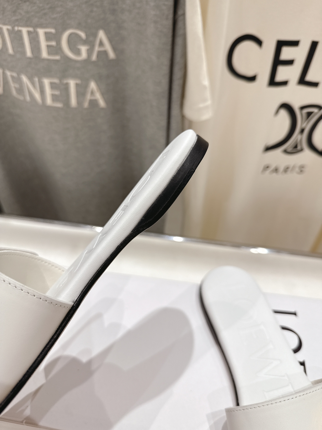 高版本出厂
  LOEWE/罗意威2025/ss新品复古风平底沙滩拖鞋～小红书、外网火爆款

最近大热的