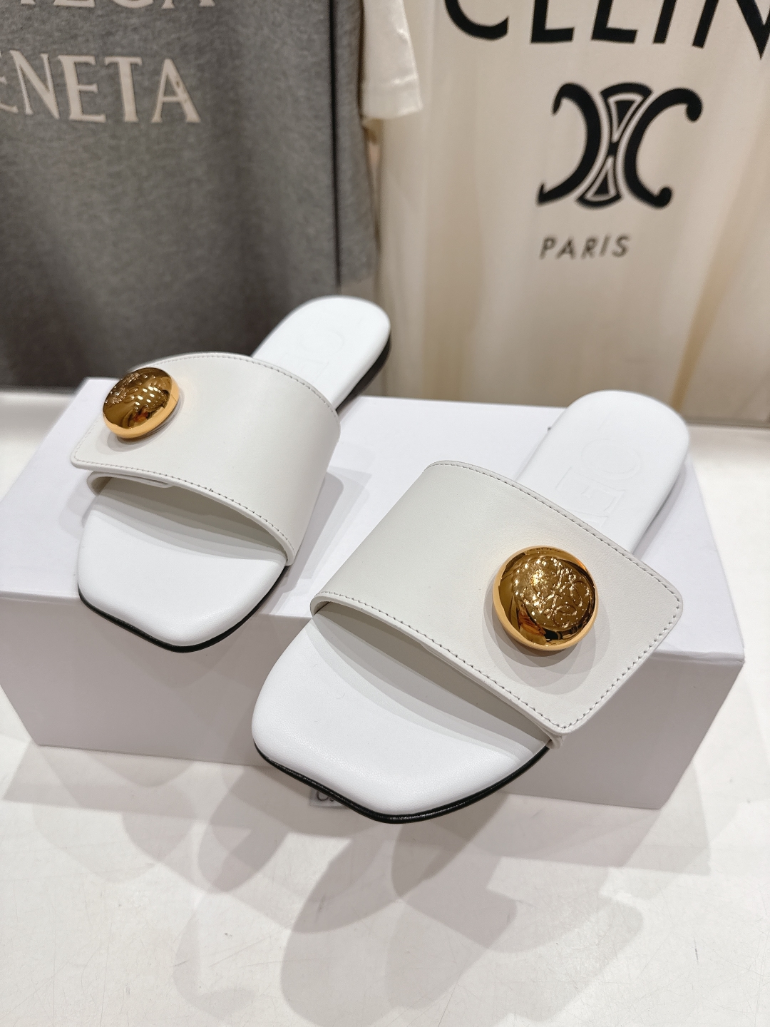 高版本出厂
  LOEWE/罗意威2025/ss新品复古风平底沙滩拖鞋～小红书、外网火爆款

最近大热的