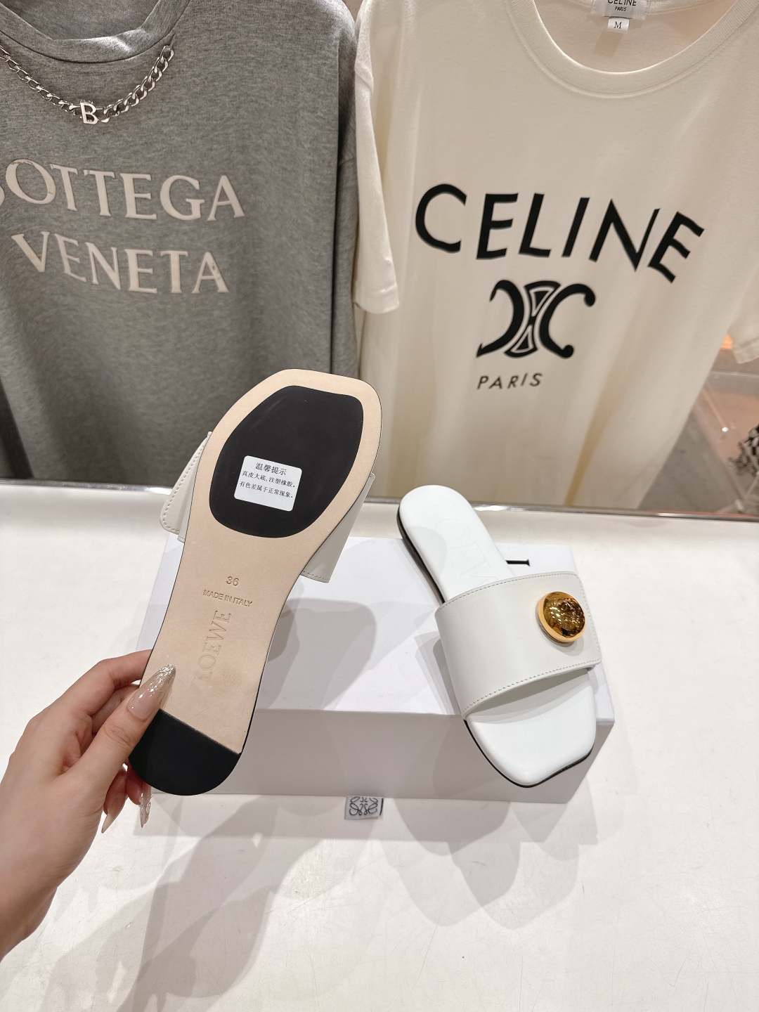 高版本出厂
  LOEWE/罗意威2025/ss新品复古风平底沙滩拖鞋～小红书、外网火爆款

最近大热的