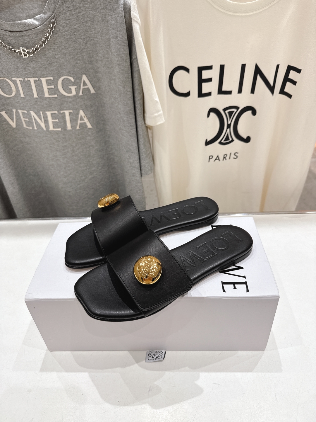 高版本出厂
  LOEWE/罗意威2025/ss新品复古风平底沙滩拖鞋～小红书、外网火爆款

最近大热的