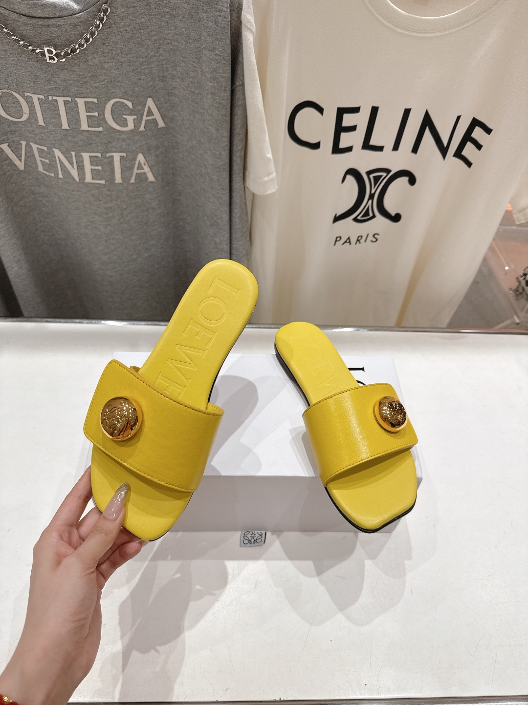 高版本出厂
  LOEWE/罗意威2025/ss新品复古风平底沙滩拖鞋～小红书、外网火爆款

最近大热的