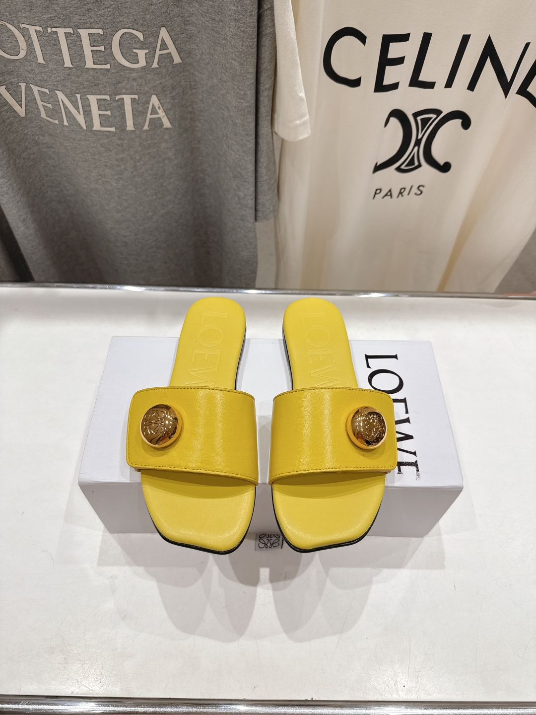 高版本出厂
  LOEWE/罗意威2025/ss新品复古风平底沙滩拖鞋～小红书、外网火爆款

最近大热的