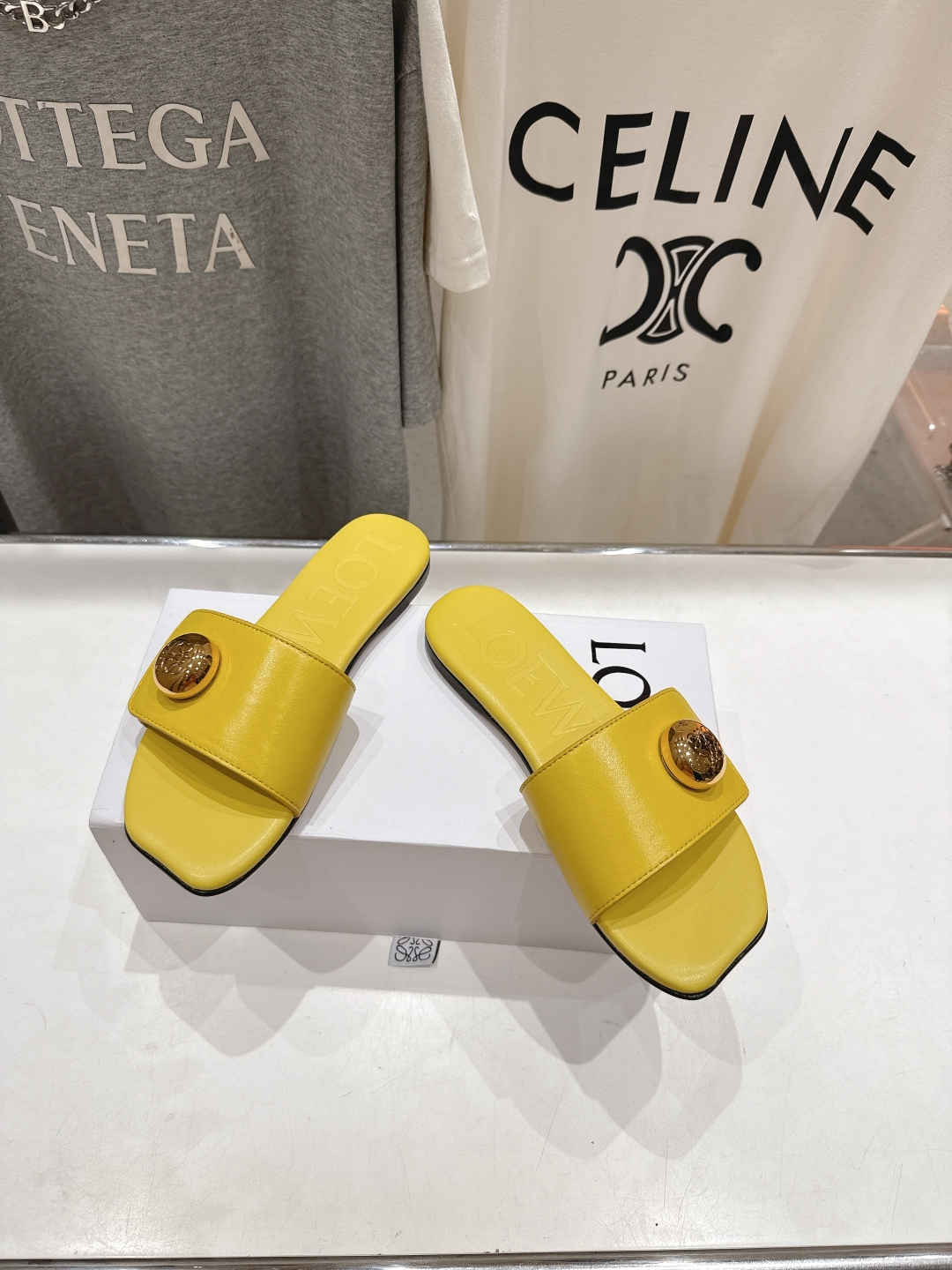 高版本出厂
  LOEWE/罗意威2025/ss新品复古风平底沙滩拖鞋～小红书、外网火爆款

最近大热的