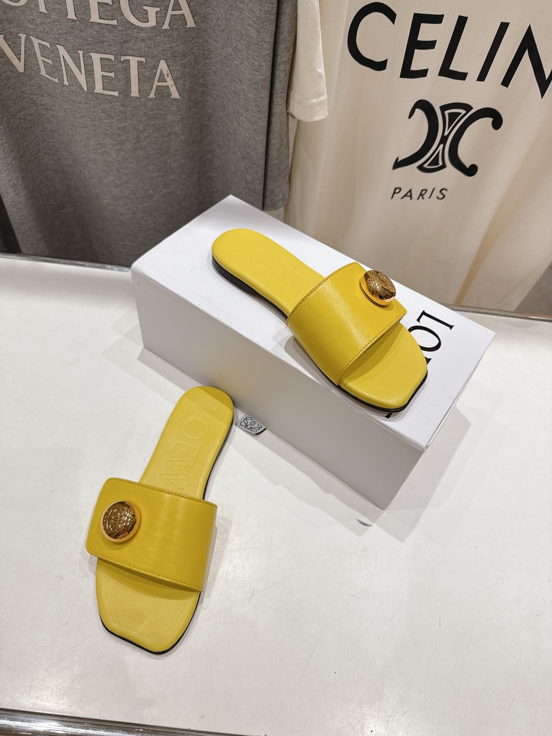 高版本出厂
  LOEWE/罗意威2025/ss新品复古风平底沙滩拖鞋～小红书、外网火爆款

最近大热的