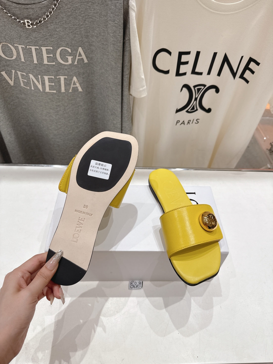 高版本出厂
  LOEWE/罗意威2025/ss新品复古风平底沙滩拖鞋～小红书、外网火爆款

最近大热的