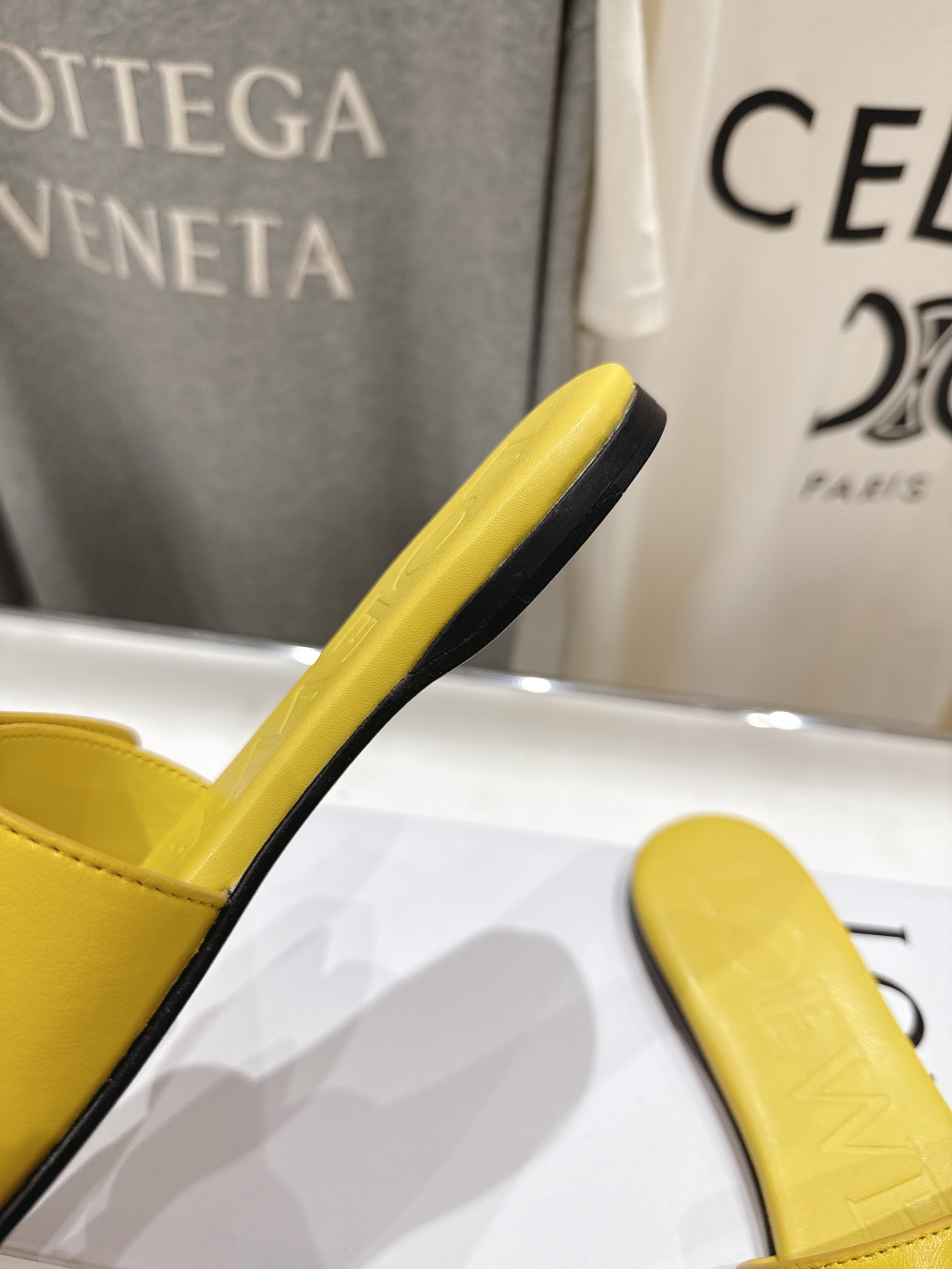 高版本出厂
  LOEWE/罗意威2025/ss新品复古风平底沙滩拖鞋～小红书、外网火爆款

最近大热的