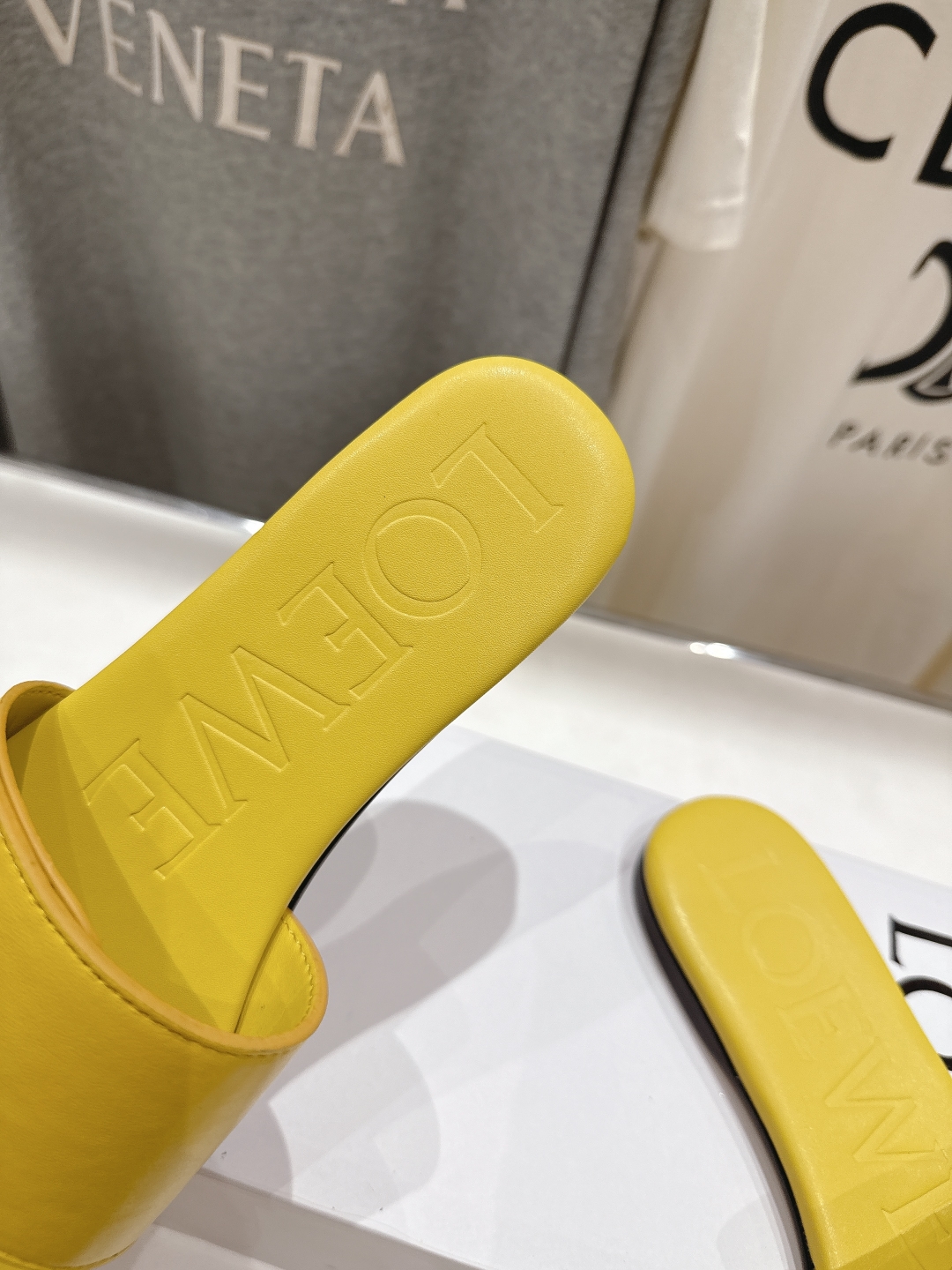 高版本出厂
  LOEWE/罗意威2025/ss新品复古风平底沙滩拖鞋～小红书、外网火爆款

最近大热的