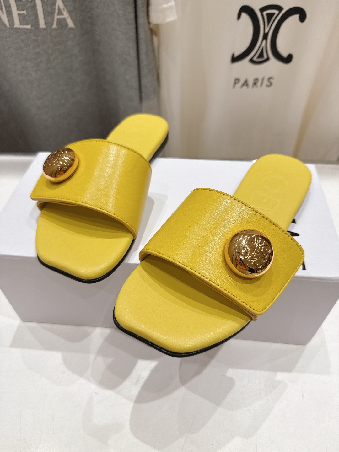 高版本出厂
  LOEWE/罗意威2025/ss新品复古风平底沙滩拖鞋～小红书、外网火爆款

最近大热的