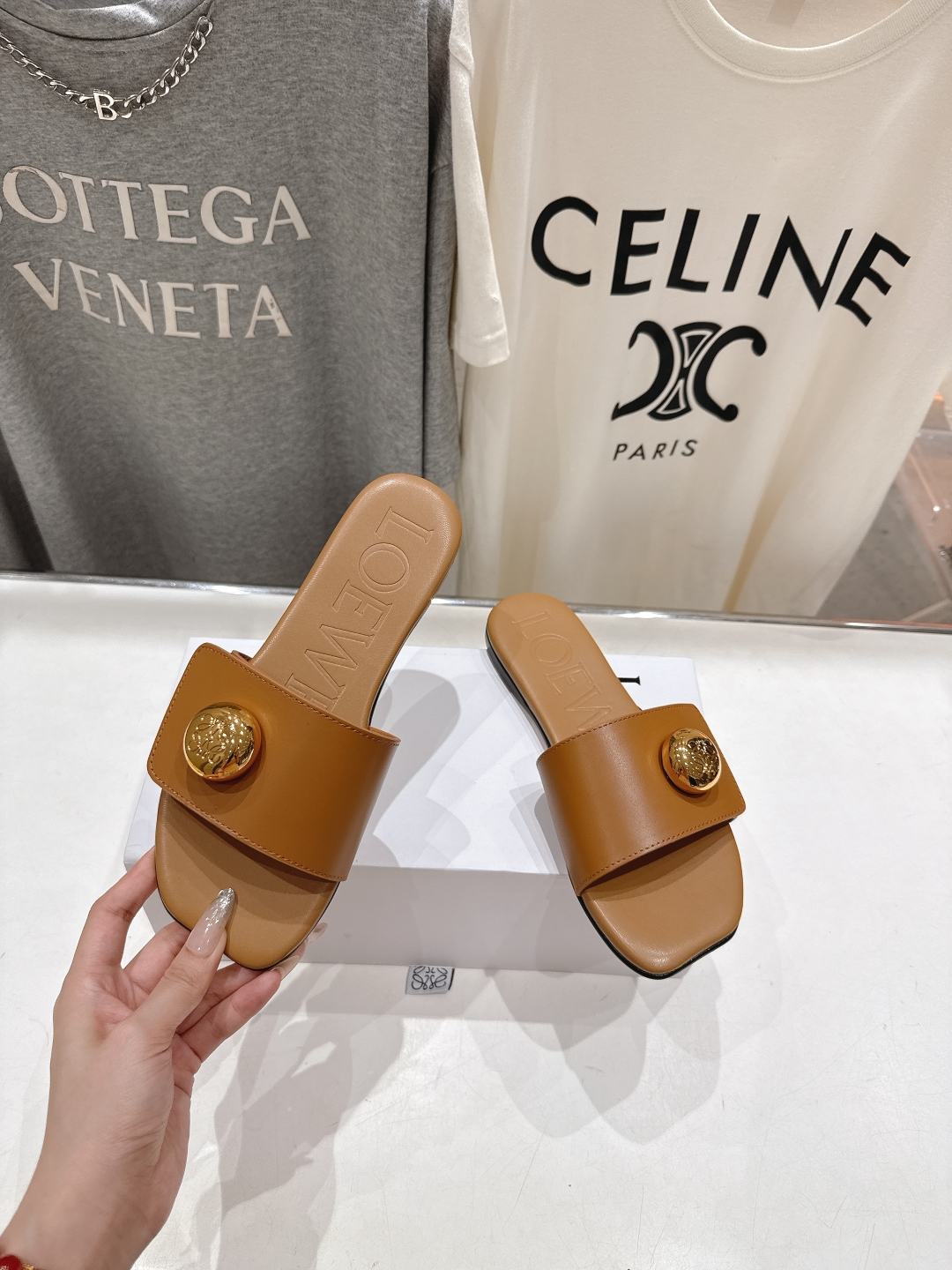 高版本出厂
  LOEWE/罗意威2025/ss新品复古风平底沙滩拖鞋～小红书、外网火爆款

最近大热的