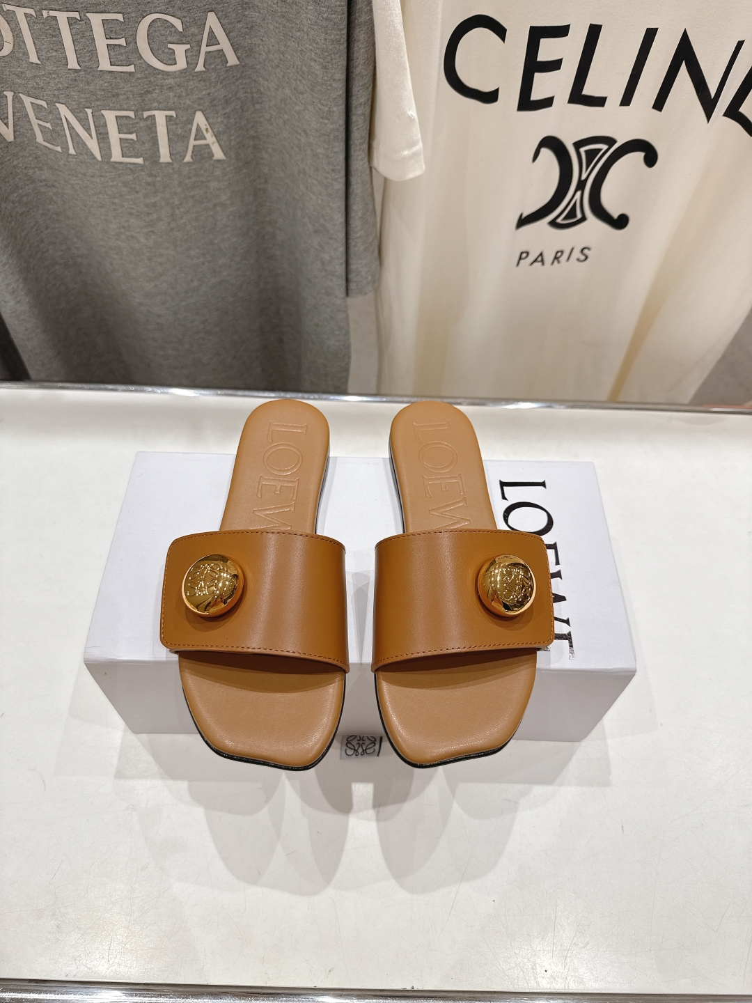 高版本出厂
  LOEWE/罗意威2025/ss新品复古风平底沙滩拖鞋～小红书、外网火爆款

最近大热的