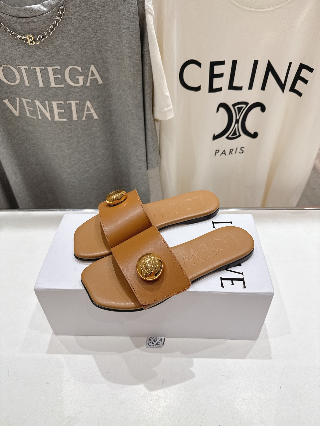 高版本出厂
  LOEWE/罗意威2025/ss新品复古风平底沙滩拖鞋～小红书、外网火爆款

最近大热的