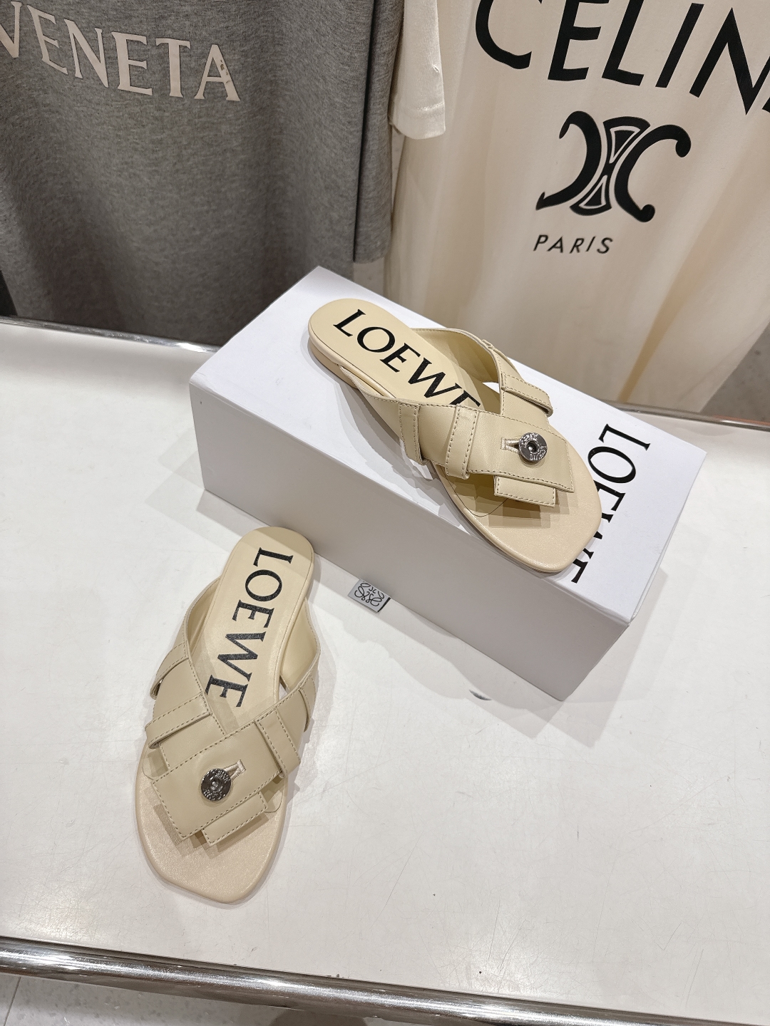 高版本出厂
  LOEWE/罗意威2025/ss新品平底人字拖沙滩夹脚拖鞋～小红书、外网火爆款

最近大