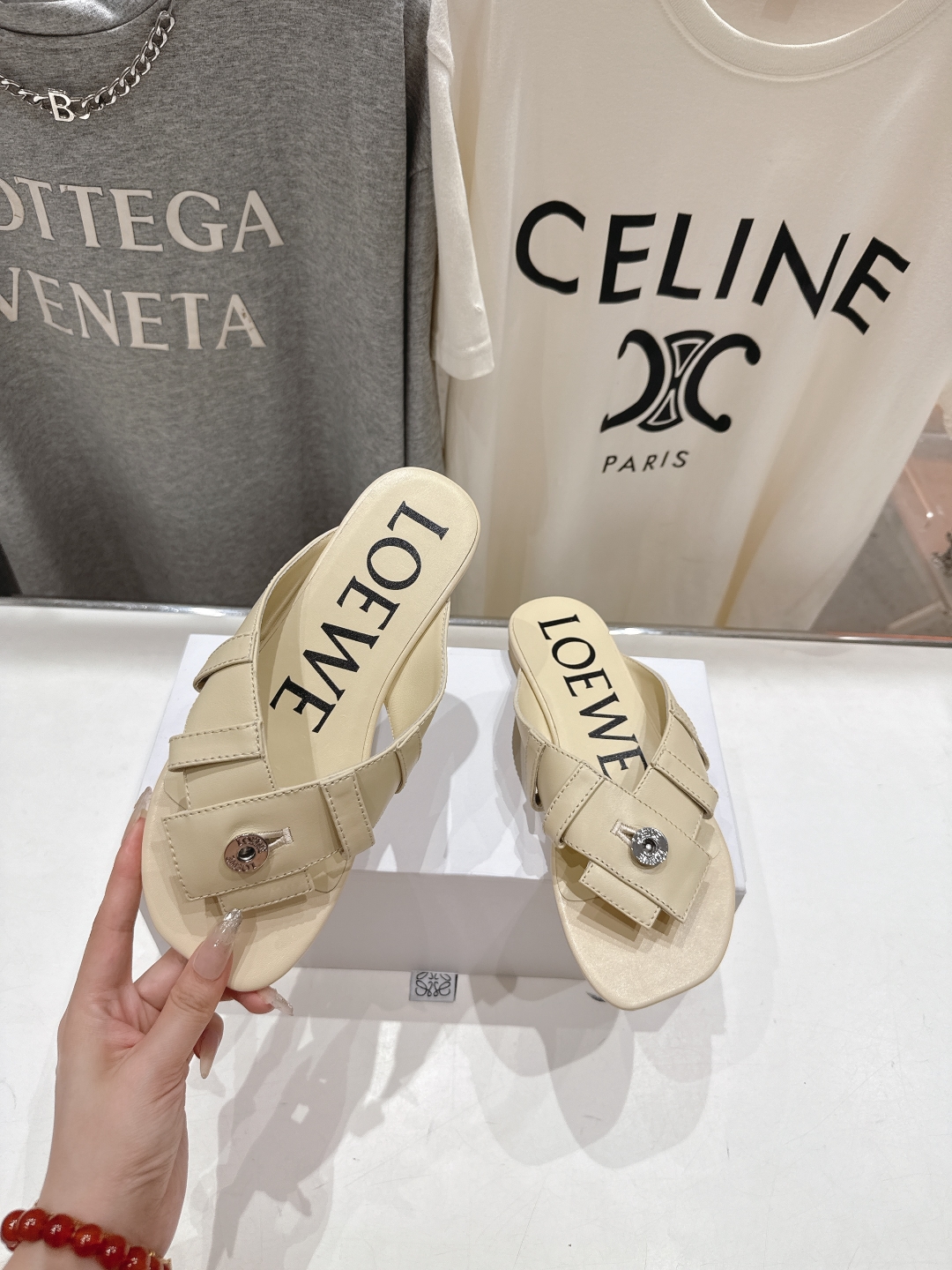 高版本出厂
  LOEWE/罗意威2025/ss新品平底人字拖沙滩夹脚拖鞋～小红书、外网火爆款

最近大