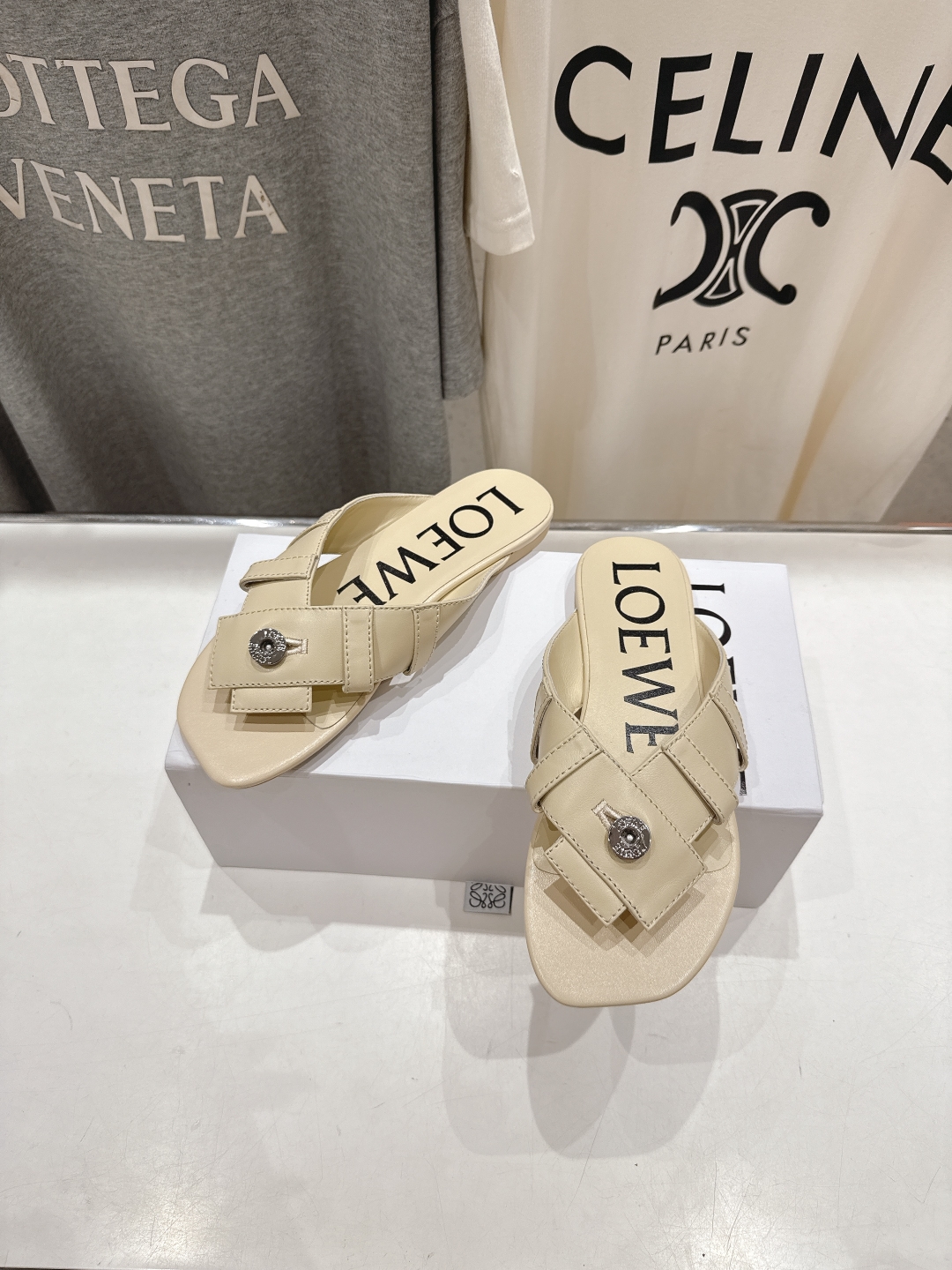 高版本出厂
  LOEWE/罗意威2025/ss新品平底人字拖沙滩夹脚拖鞋～小红书、外网火爆款

最近大