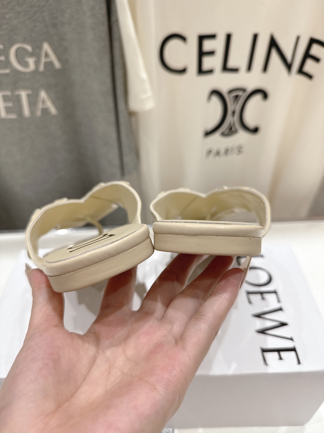 高版本出厂
  LOEWE/罗意威2025/ss新品平底人字拖沙滩夹脚拖鞋～小红书、外网火爆款

最近大