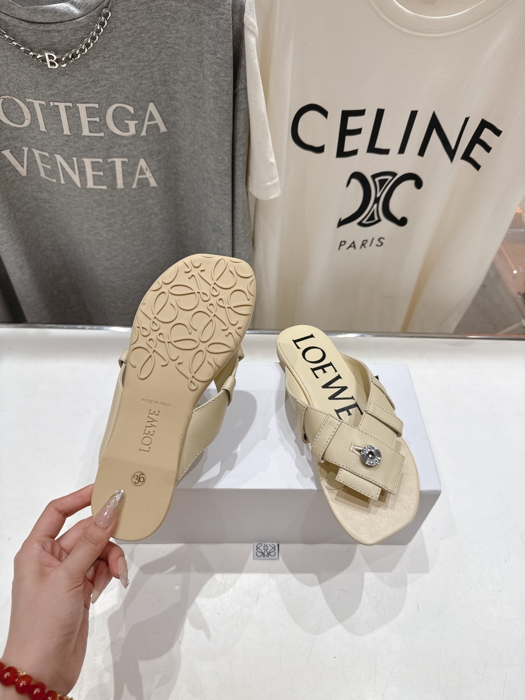 高版本出厂
  LOEWE/罗意威2025/ss新品平底人字拖沙滩夹脚拖鞋～小红书、外网火爆款

最近大