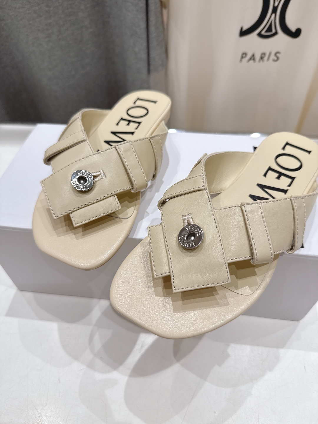 高版本出厂
  LOEWE/罗意威2025/ss新品平底人字拖沙滩夹脚拖鞋～小红书、外网火爆款

最近大