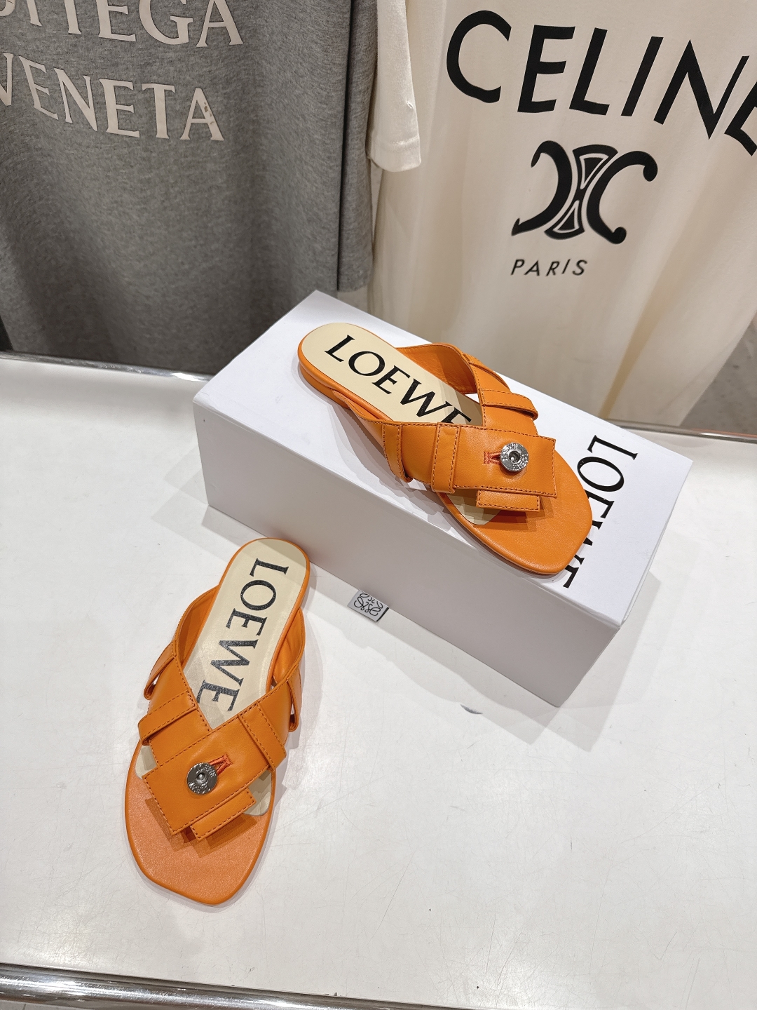 高版本出厂
  LOEWE/罗意威2025/ss新品平底人字拖沙滩夹脚拖鞋～小红书、外网火爆款

最近大